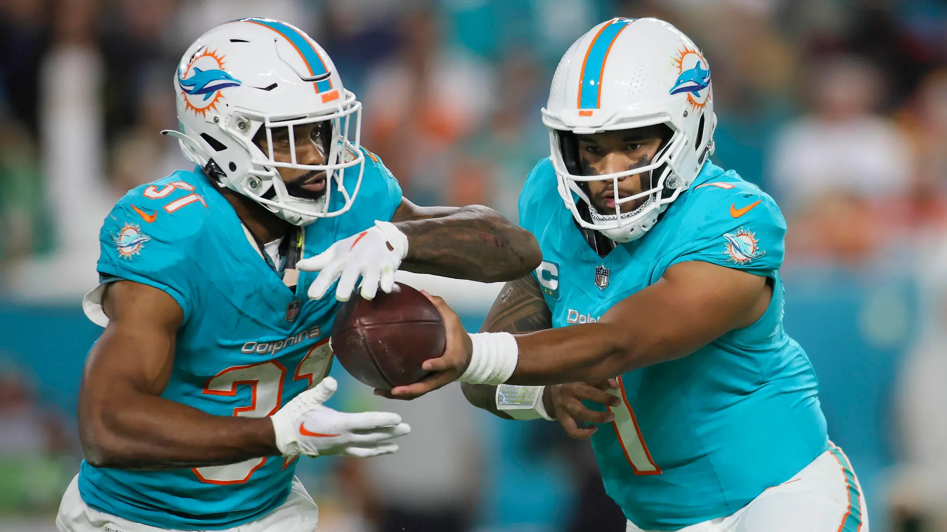 NFL, American Football Herren, USA Tennessee Titans at Miami Dolphins Dec 11, 2023 Miami Gardens, Florida, USA Miami Dolphins running back Raheem Mostert 31 gets the football from quarterback Tua Tagovailoa 1 against the Tennessee Titans during the fourth quarter at Hard Rock Stadium. Miami Gardens Hard Rock Stadium Florida USA, EDITORIAL USE ONLY PUBLICATIONxINxGERxSUIxAUTxONLY Copyright: xSamxNavarrox 20231211_tbs_na2_341