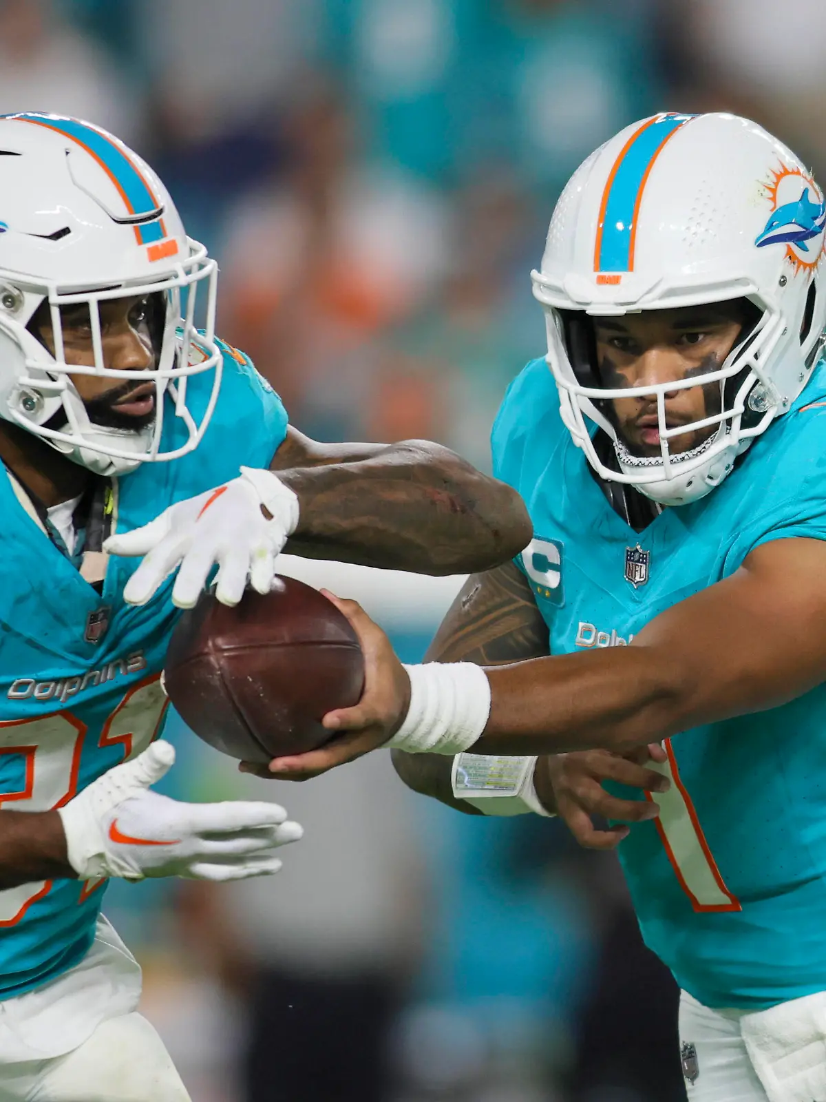 NFL, American Football Herren, USA Tennessee Titans at Miami Dolphins Dec 11, 2023 Miami Gardens, Florida, USA Miami Dolphins running back Raheem Mostert 31 gets the football from quarterback Tua Tagovailoa 1 against the Tennessee Titans during the fourth quarter at Hard Rock Stadium. Miami Gardens Hard Rock Stadium Florida USA, EDITORIAL USE ONLY PUBLICATIONxINxGERxSUIxAUTxONLY Copyright: xSamxNavarrox 20231211_tbs_na2_341