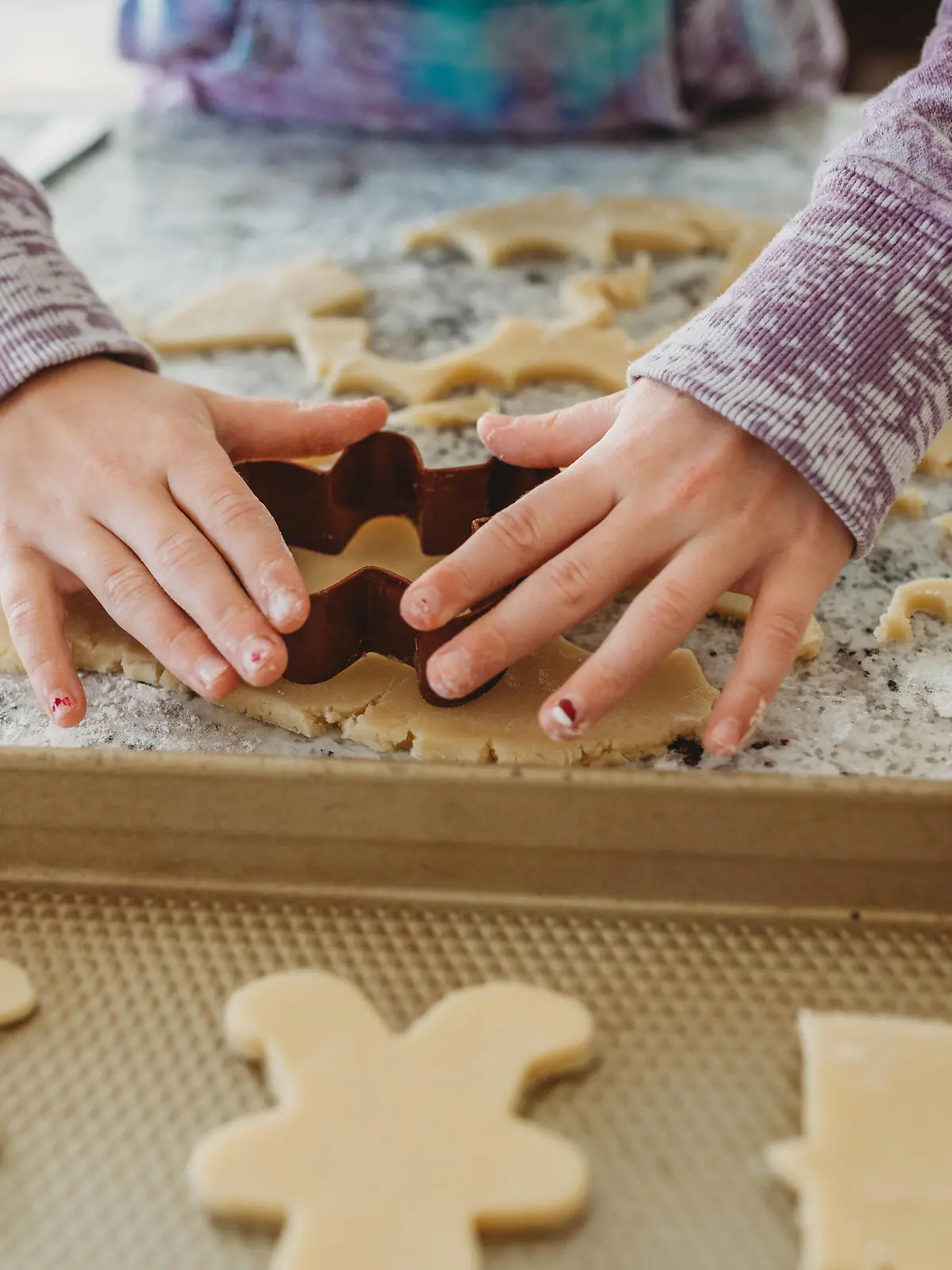 Young Girl hands using cookie cutter on cookie dough Massapequa, NY, United States ,model released, Symbolfoto PUBLICATIONxINxGERxSUIxAUTxONLY CRERBU200304-318442-01