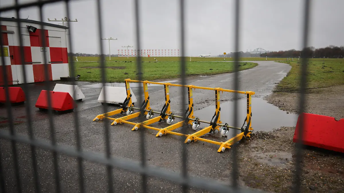 PRODUKTION - 13.12.2023, Hamburg: Eine mobile Rammschutzanlage sichert eine Einfahrt zum Flugfeld am Südende des Hamburger Flughafens. Am Donnerstag kommt der Innen- und Wirtschaftsausschuss zu Beratungen rund um die Geiselnahme am Hamburger Flughafen am 4. November 2023 und das Sicherheitskonzepts des Airports zusammen. Foto: Christian Charisius/dpa +++ dpa-Bildfunk +++