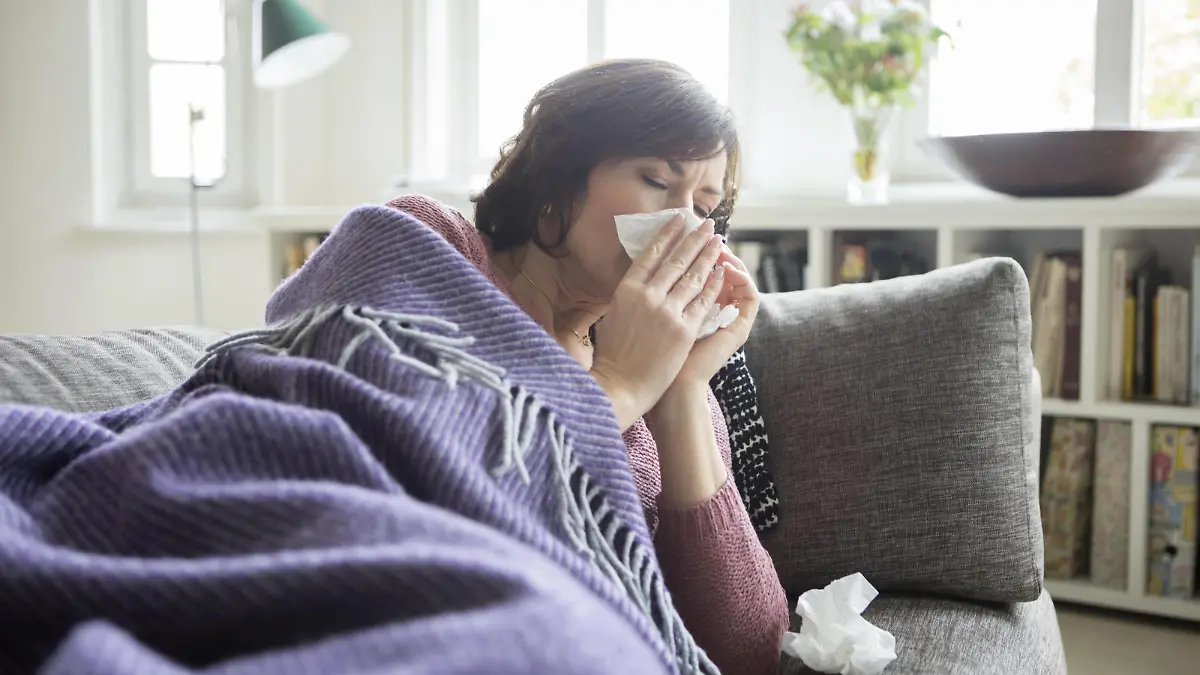 Woman having a cold lying on the sofa model released Symbolfoto property released PUBLICATIONxINxGERxSUIxAUTxHUNxONLY RBF05399