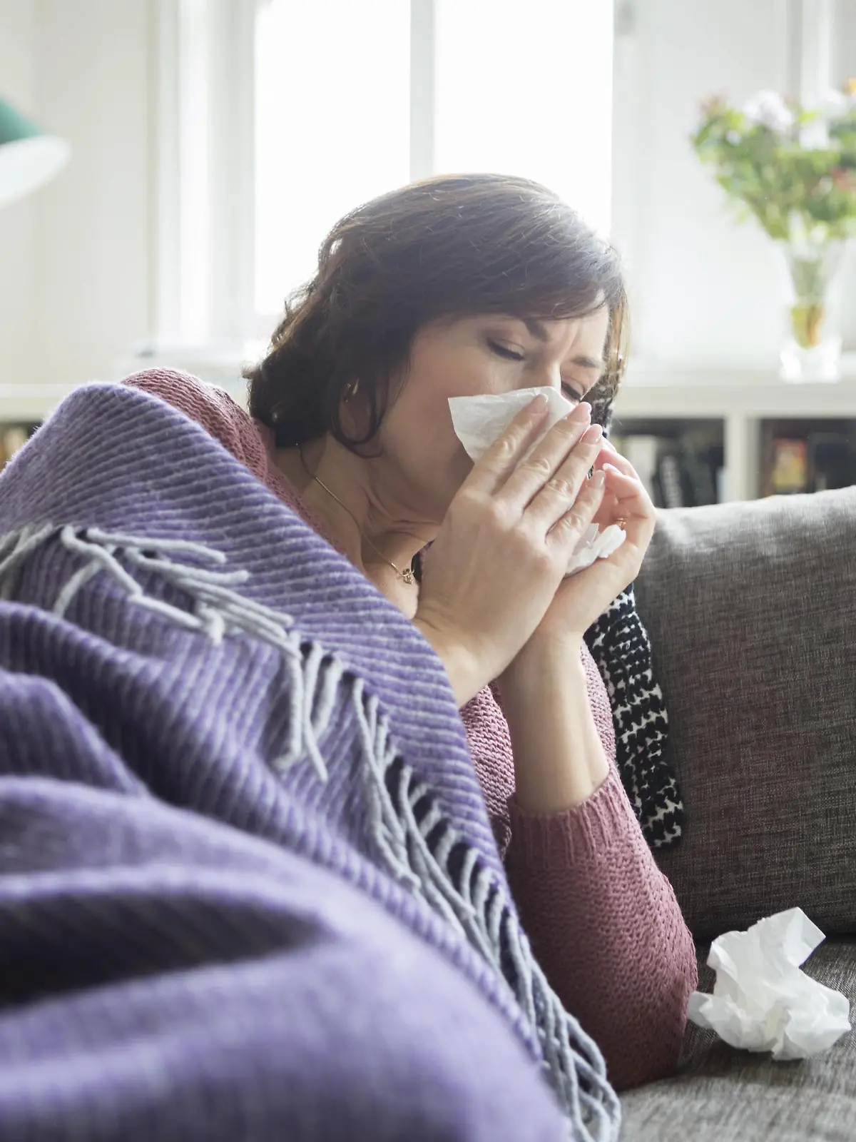 Woman having a cold lying on the sofa model released Symbolfoto property released PUBLICATIONxINxGERxSUIxAUTxHUNxONLY RBF05399  