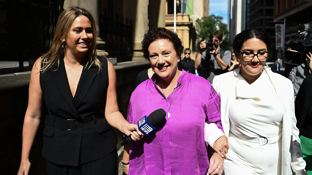 14.12.2023, Australien, Sydney: Kathleen Folbigg (M) kommt am Berufungsgericht von New South Wales in Sydney an. 20 Jahre saß sie wegen des Todes ihrer vier kleinen Kinder im Gefängnis - nun hat ein Gericht ihre Verurteilung aufgehoben. Die Beweise aus dem ursprünglichen Prozess gegen die Frau seien nicht zuverlässig, entschied A.Bell, Oberster Richter am Berufungsgericht für Strafsachen des Bundesstaates New South Wales. Foto: Dan Himbrechts/AAP/dpa +++ dpa-Bildfunk +++