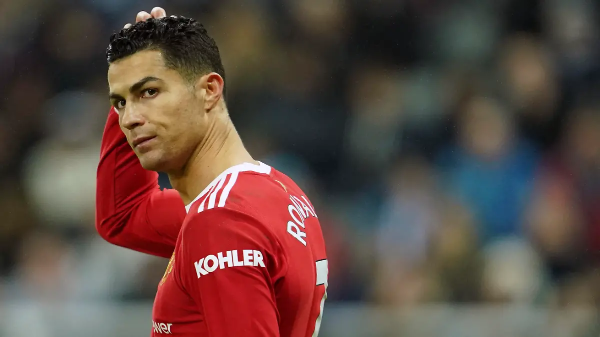 ARCHIV - 27.12.2021, Großbritannien, Newcastle: Fußball: Premier League, England, Newcastle United - Manchester United, 19. Spieltag im St. James Park Stadion: Cristiano Ronaldo von Manchester United reagiert während des Spiels. (zu dpa: «Nächster Ego-Auftritt: Ronaldo flüchtet vor Abpfiff in die Kabine») Foto: Jon Super/AP/dpa +++ dpa-Bildfunk +++