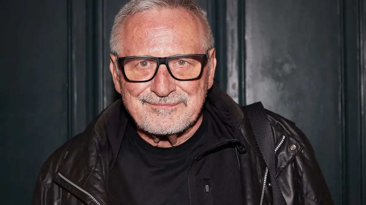 Konstantin Wecker, Musiker, steht am Seiteneingang der Laeiszhalle vor Beginn seines Konzerts «Utopia».