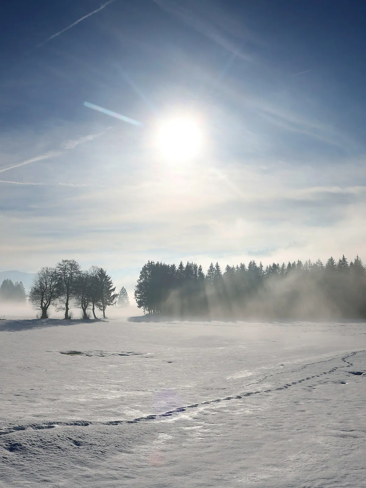 09.12.2023, Bayern, Rettenbach: Die Sonne steht über der winterlichen Landschaft. Foto: Karl-Josef Hildenbrand/dpa +++ dpa-Bildfunk +++