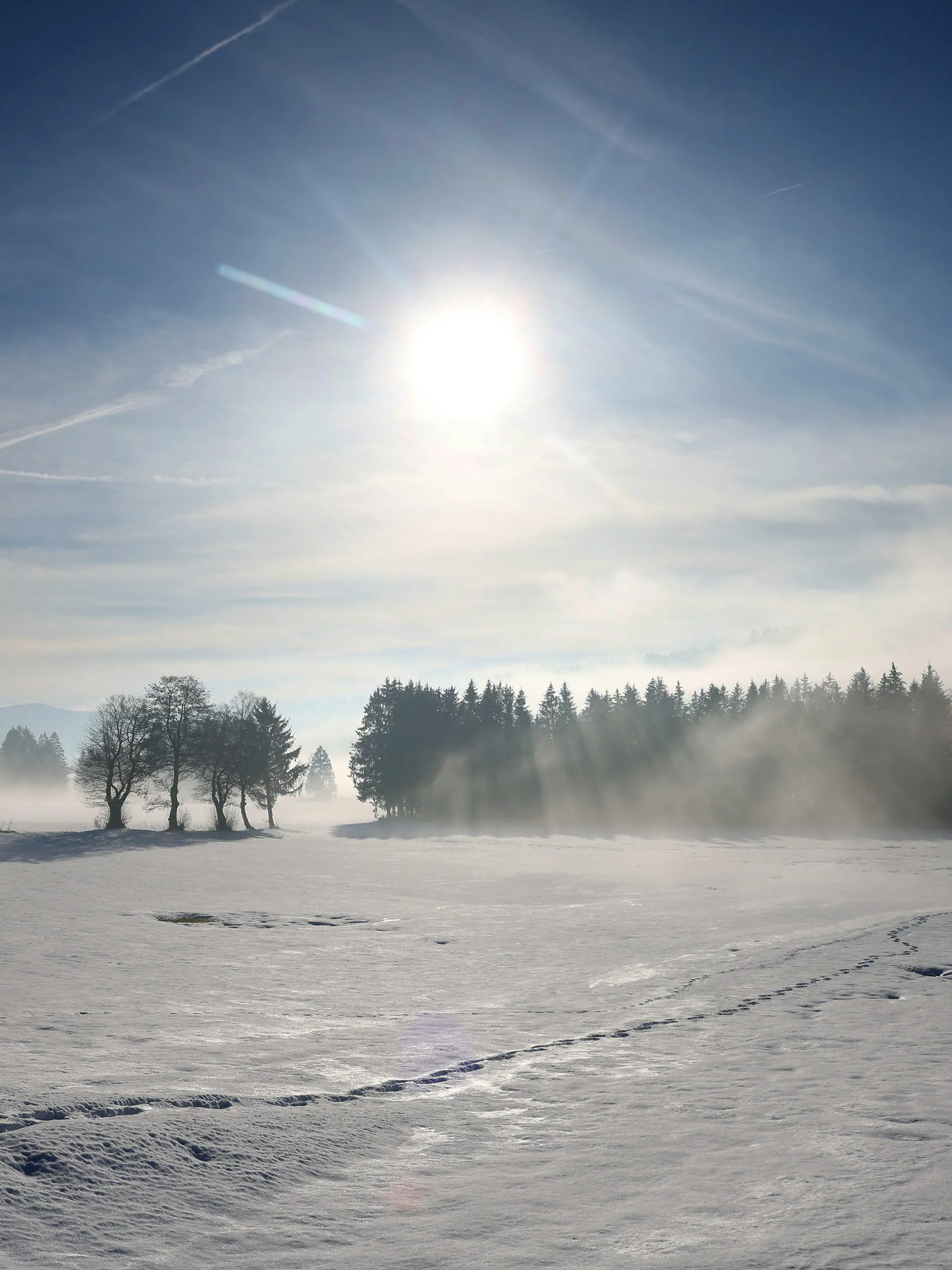 09.12.2023, Bayern, Rettenbach: Die Sonne steht über der winterlichen Landschaft. Foto: Karl-Josef Hildenbrand/dpa +++ dpa-Bildfunk +++