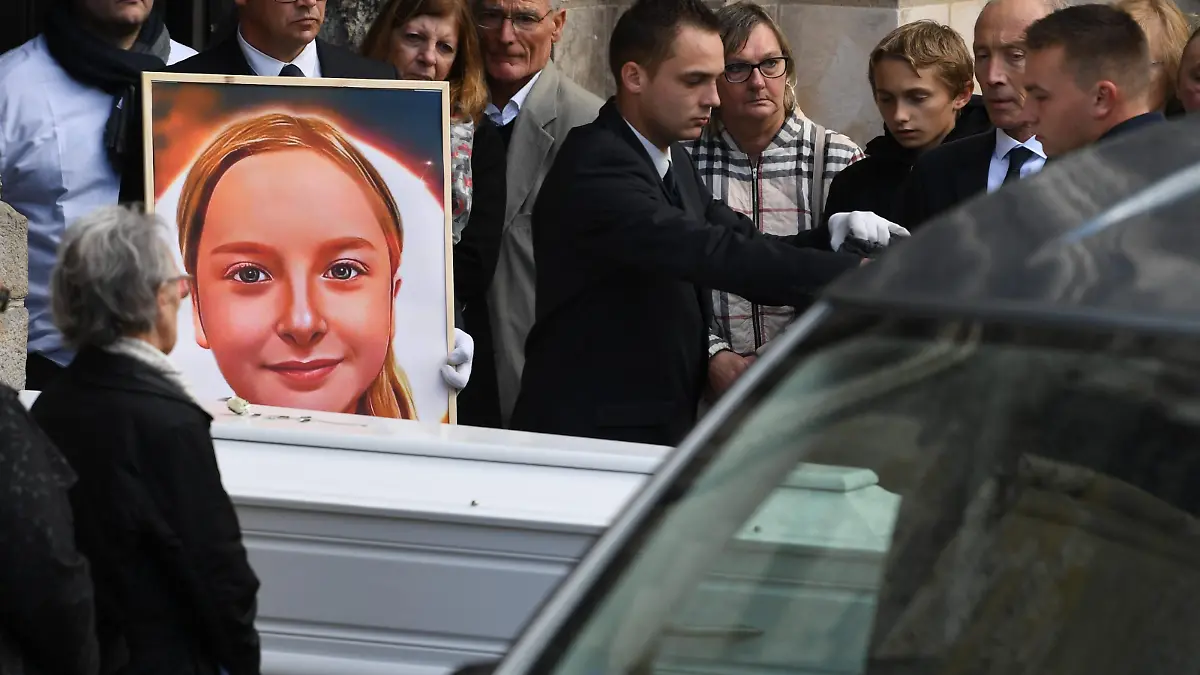©PHOTOPQR/VOIX DU NORD/BAZIZ CHIBANE ; 24/10/2022 ; Les obseques de la petite Lola ont lieu ce jour a la collegiele StOmer. PHOTO : BAZIZ CHIBANE / LA VOIX DU NORD - A funeral for Lola, the 12-year-old girl murdered on Friday, October 14 in Paris, took place in the early afternoon on Monday, October 24, in Lillers (Pas-de-Calais, northern France). People gathered to pay their respects in the town, where Lola's mother is from.