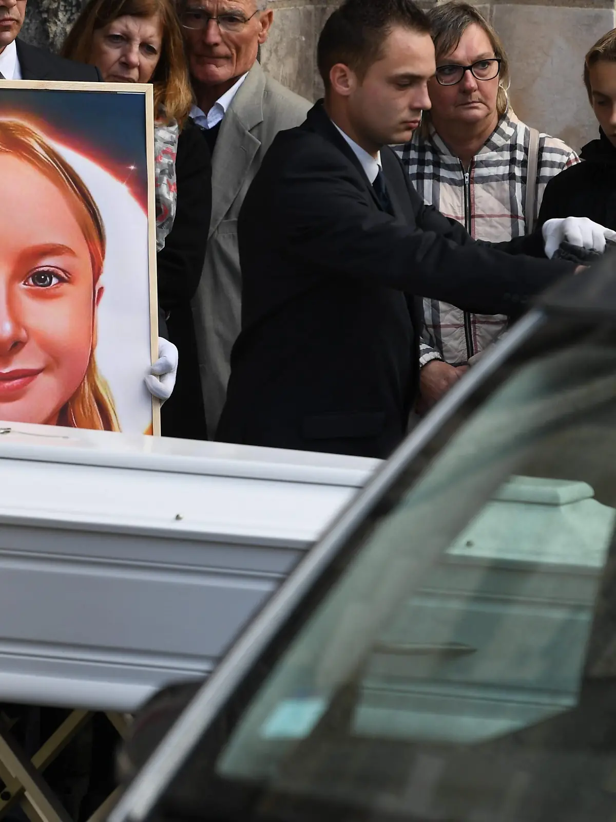 ©PHOTOPQR/VOIX DU NORD/BAZIZ CHIBANE ; 24/10/2022 ; Les obseques de la petite Lola ont lieu ce jour a la collegiele StOmer. PHOTO : BAZIZ CHIBANE / LA VOIX DU NORD - A funeral for Lola, the 12-year-old girl murdered on Friday, October 14 in Paris, took place in the early afternoon on Monday, October 24, in Lillers (Pas-de-Calais, northern France). People gathered to pay their respects in the town, where Lola's mother is from.