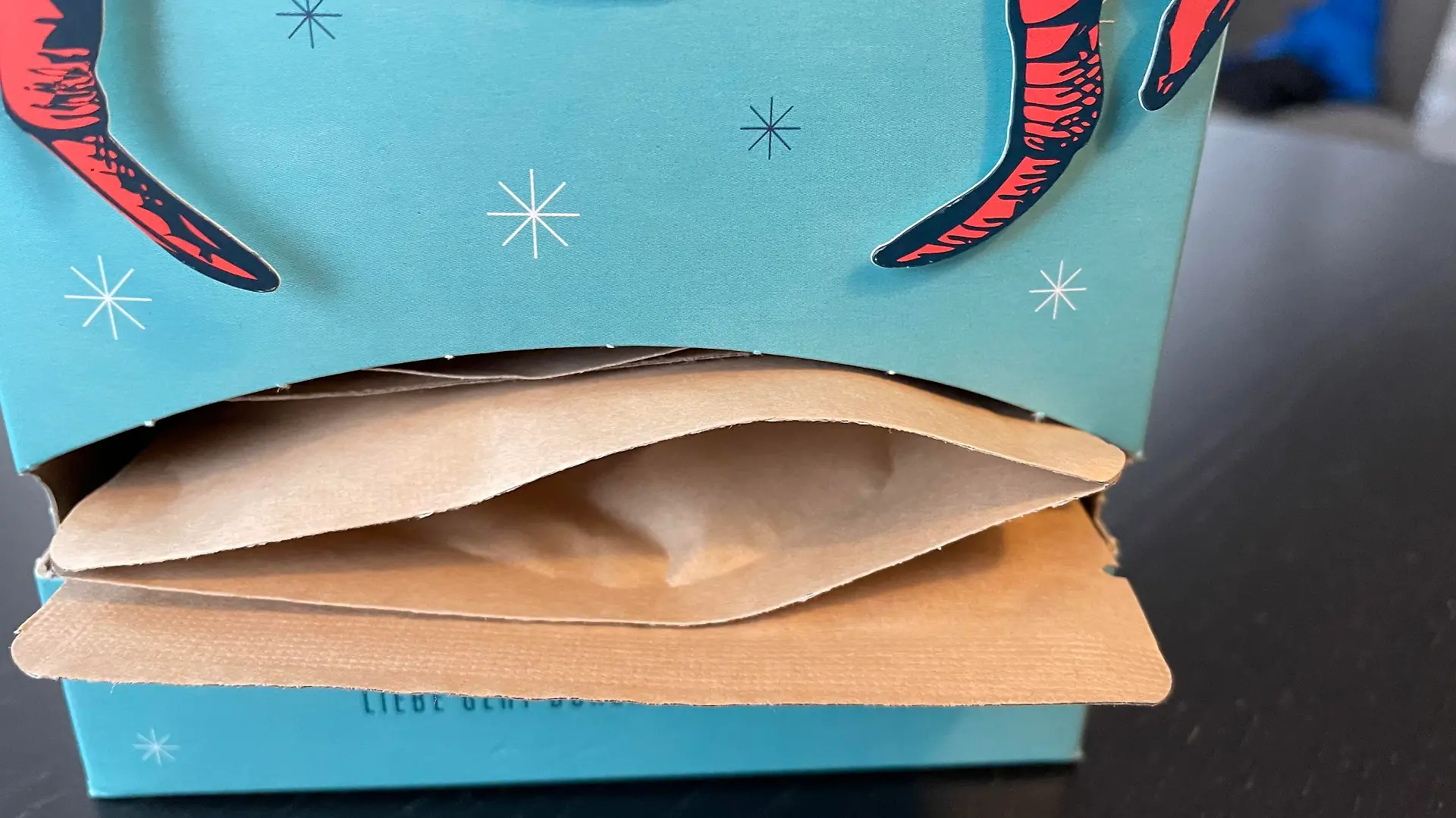 Tütchen-Entnahme im Ankerkraut-Adventskalender
