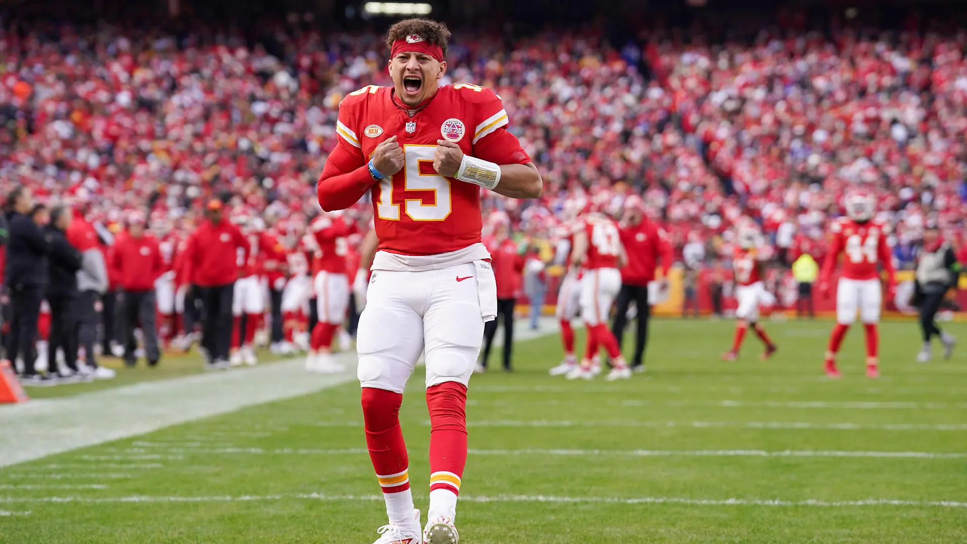 NFL, American Football Herren, USA Buffalo Bills at Kansas City Chiefs Dec 10, 2023 Kansas City, Missouri, USA Kansas City Chiefs quarterback Patrick Mahomes 15 celebrates toward fans against the Buffalo Bills prior to a game at GEHA Field at Arrowhead Stadium. Kansas City GEHA Field at Arrowhead Stadium Missouri USA, EDITORIAL USE ONLY PUBLICATIONxINxGERxSUIxAUTxONLY Copyright: xDennyxMedleyx 20231210_szo_sm8_0077
