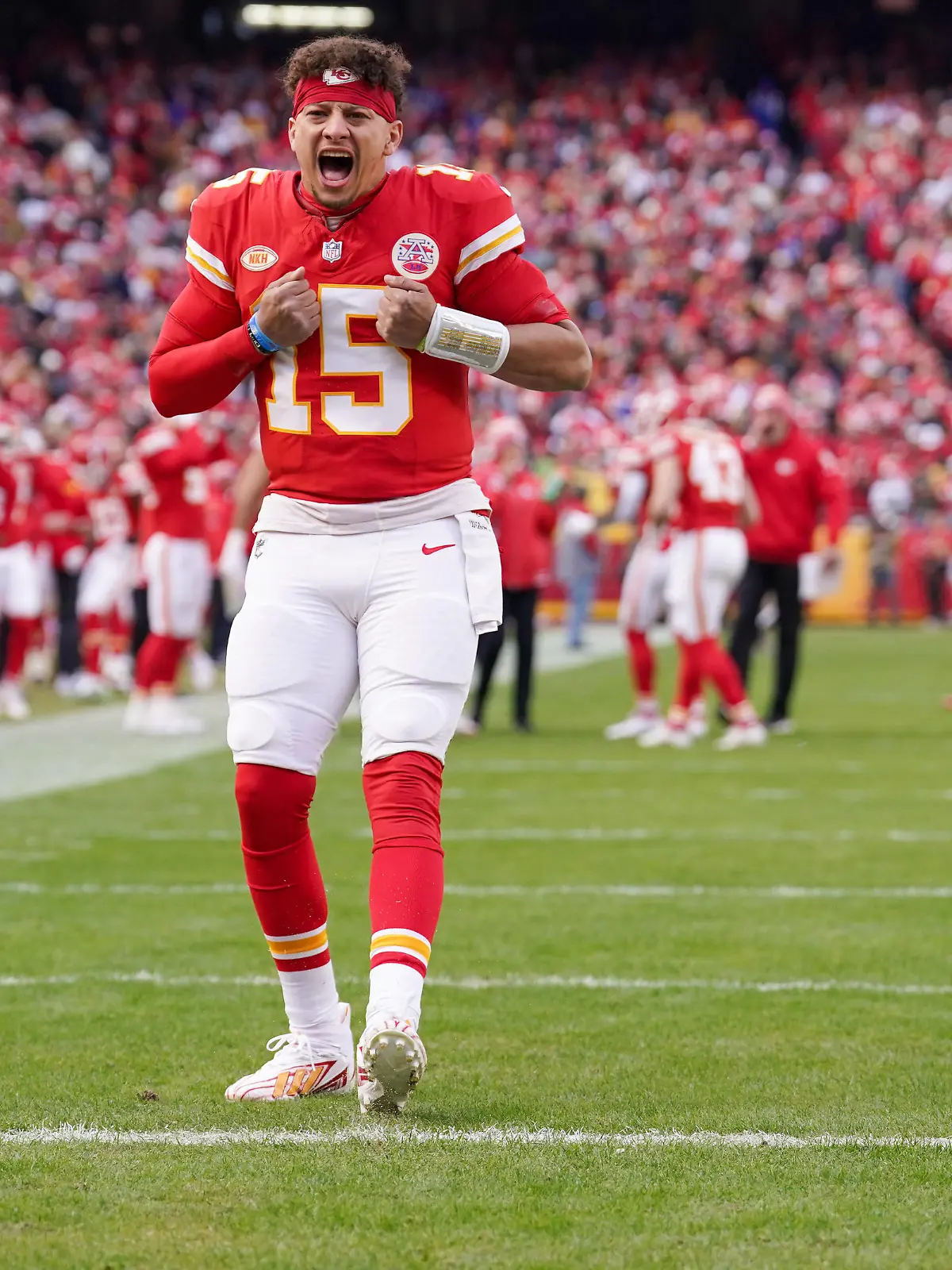 NFL, American Football Herren, USA Buffalo Bills at Kansas City Chiefs Dec 10, 2023 Kansas City, Missouri, USA Kansas City Chiefs quarterback Patrick Mahomes 15 celebrates toward fans against the Buffalo Bills prior to a game at GEHA Field at Arrowhead Stadium. Kansas City GEHA Field at Arrowhead Stadium Missouri USA, EDITORIAL USE ONLY PUBLICATIONxINxGERxSUIxAUTxONLY Copyright: xDennyxMedleyx 20231210_szo_sm8_0077
