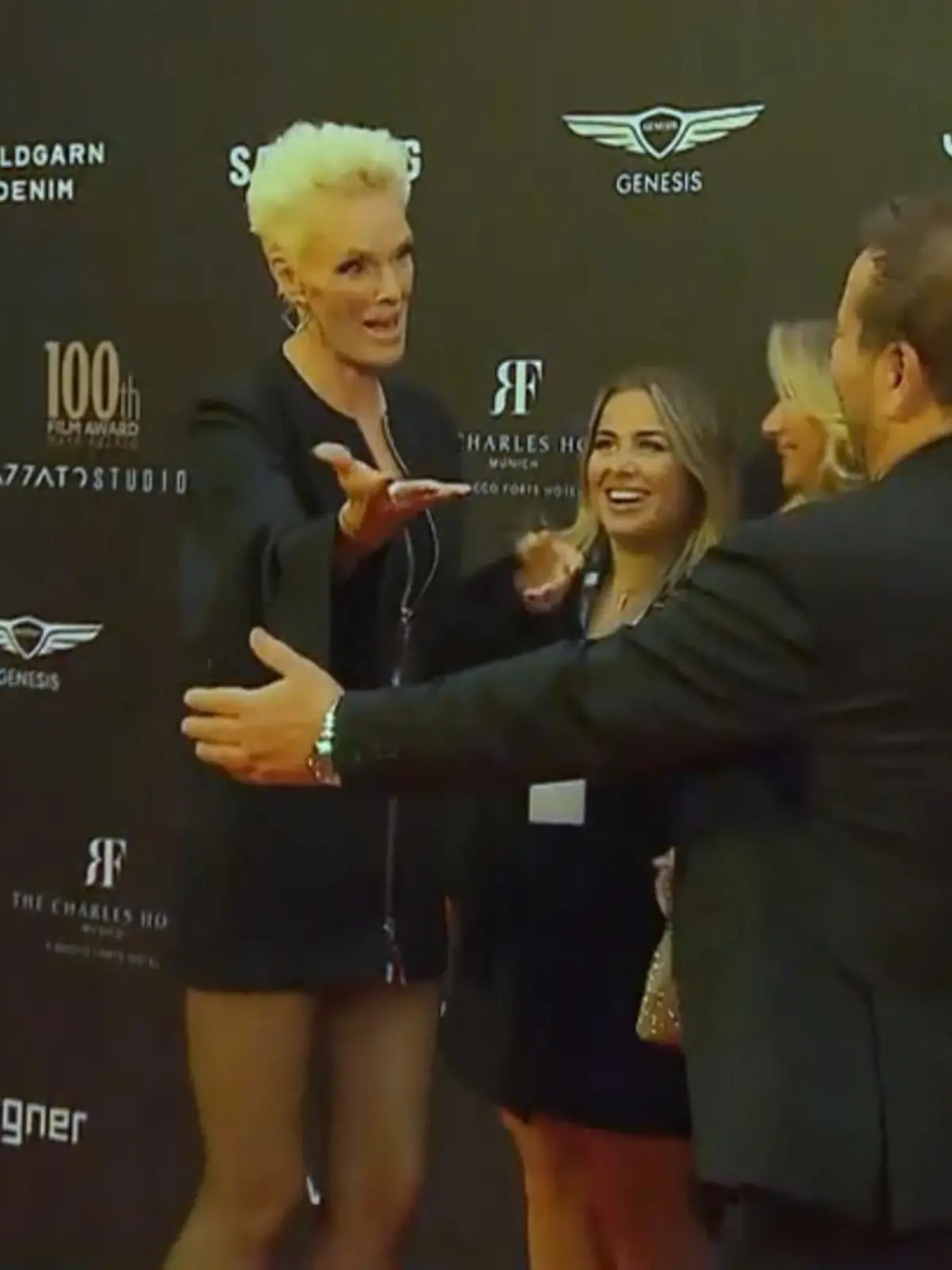 Hollywood-Star singt Lobeshymne auf einen Hessen!

Mayk Azzato ist in Hessen seit vielen Jahren ein prominenter Fotograf und Filmemacher. Aber auch in Hollywood hat sich der Frankfurter schon einen Namen gemacht. Hollywood-Schauspielerin Brigitte Nielsen ist von Mayk ganz begeistert, wie sie uns exklusiv verrät.