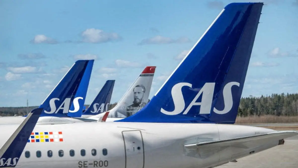 FILE PHOTO: Scandinavian Airlines (SAS) planes are pictured at the Arlanda airport, north of Stockholm, Sweden April 9, 2020. Anders Wiklund/TT News Agency/via REUTERS/File Photo