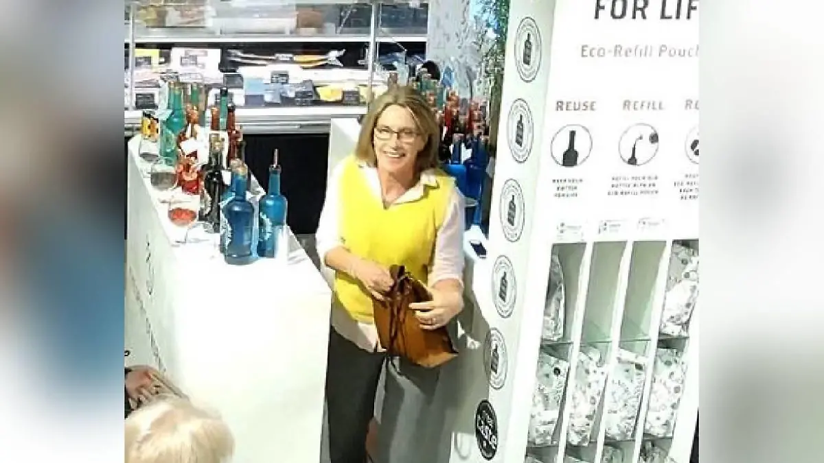 Die Aufnahme einer Überwachungskamera zeigt Gaynor Lord am Tag ihres Verschwindens bei der Arbeit am Gin-Stand in einem Kaufhaus.
