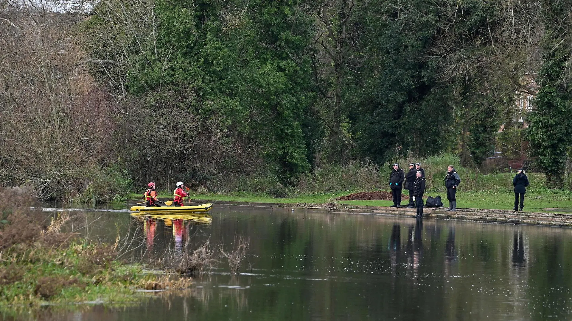 SONDERKONDITIONEN: Satzpreis!
Police and fire teams searching the river at Wensum Park for Gaynor Lord. Photo released December 12 2023. See SWNS story SWLSsearch. Divers from elsewhere in the country could be brought in as part of the search for a missing 55-year-old Norwich woman, it has emerged. Norfolk Police have discussed the possibility of "specialist teams" joining the hunt for Gaynor Lord in the river Wensum after she went missing on Friday. Items belonging to Gaynor, who was last seen on London Street at about 2.35pm on Friday, heading towards Norwich Cathedral, were found later that day at Wensum Park. For the past few days the park has been at the heart of the hunt for the missing woman with multiple police units, the police drone and fire crews involved.
/ action press