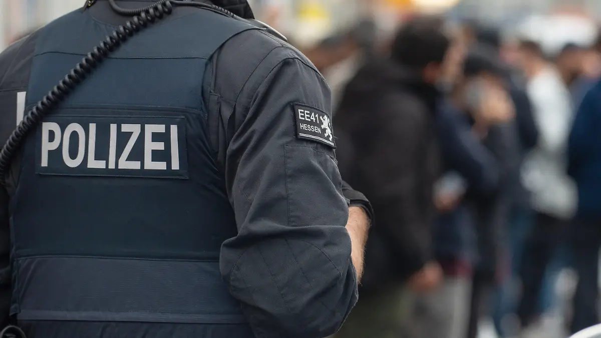 ARCHIV - 27.05.2019, Hessen, Kassel: Ein Polizist im Einsatz während einer Razzia. Ein 18-jähriger mutmaßlicher Rechtsextremist aus dem hessischen Kreis Limburg-Weilburg steht unter dem Verdacht, eine schwere staatsgefährdende Gewalttat vorbereitet zu haben. (Symbolbild zu «Mutmaßlicher Rechtsextremist soll Gewalttat vorbereitet haben») Foto: Swen Pförtner/dpa +++ dpa-Bildfunk +++