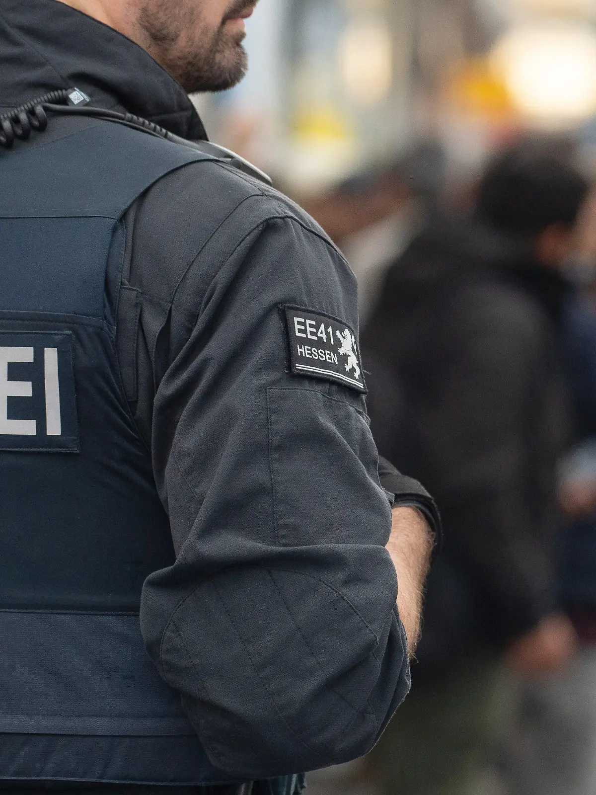 ARCHIV - 27.05.2019, Hessen, Kassel: Ein Polizist im Einsatz während einer Razzia. Ein 18-jähriger mutmaßlicher Rechtsextremist aus dem hessischen Kreis Limburg-Weilburg steht unter dem Verdacht, eine schwere staatsgefährdende Gewalttat vorbereitet zu haben. (Symbolbild zu «Mutmaßlicher Rechtsextremist soll Gewalttat vorbereitet haben») Foto: Swen Pförtner/dpa +++ dpa-Bildfunk +++