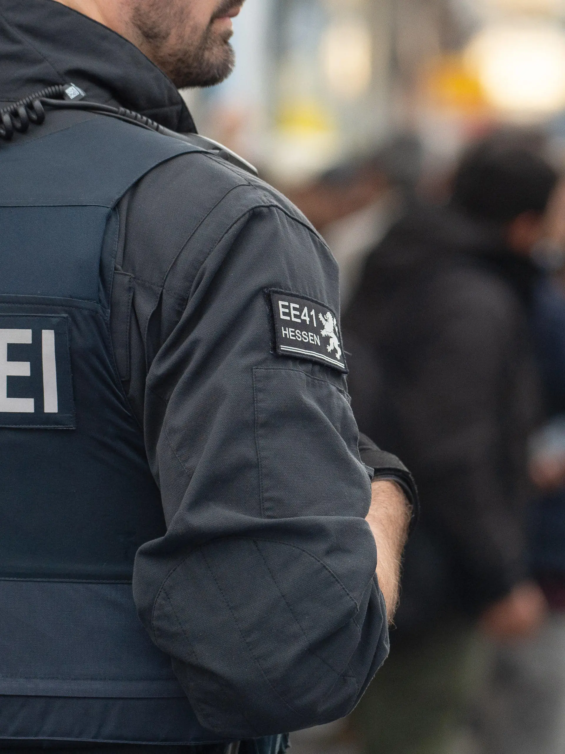 ARCHIV - 27.05.2019, Hessen, Kassel: Ein Polizist im Einsatz während einer Razzia. Ein 18-jähriger mutmaßlicher Rechtsextremist aus dem hessischen Kreis Limburg-Weilburg steht unter dem Verdacht, eine schwere staatsgefährdende Gewalttat vorbereitet zu haben. (Symbolbild zu «Mutmaßlicher Rechtsextremist soll Gewalttat vorbereitet haben») Foto: Swen Pförtner/dpa +++ dpa-Bildfunk +++