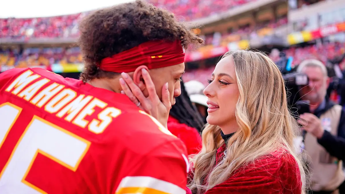 NFL, American Football Herren, USA AFC Championship-Cincinnati Bengals at Kansas City Chiefs, Jan 30, 2022 Kansas City, Missouri, USA Kansas City Chiefs quarterback Patrick Mahomes 15 kisses Brittany Matthews before the AFC Championship Game against the Cincinnati Bengals at GEHA Field at Arrowhead Stadium. Mandatory Credit: Jay Biggerstaff-USA TODAY Sports, 30.01.2022 13:52:21, 17589398, NPStrans, NFL, AFC Championship Game, Arrowhead Stadium, Patrick Mahomes, Kansas City Chiefs, Cincinnati Bengals, TopPic PUBLICATIONxINxGERxSUIxAUTxONLY Copyright: xJayxBiggerstaffx 17589398