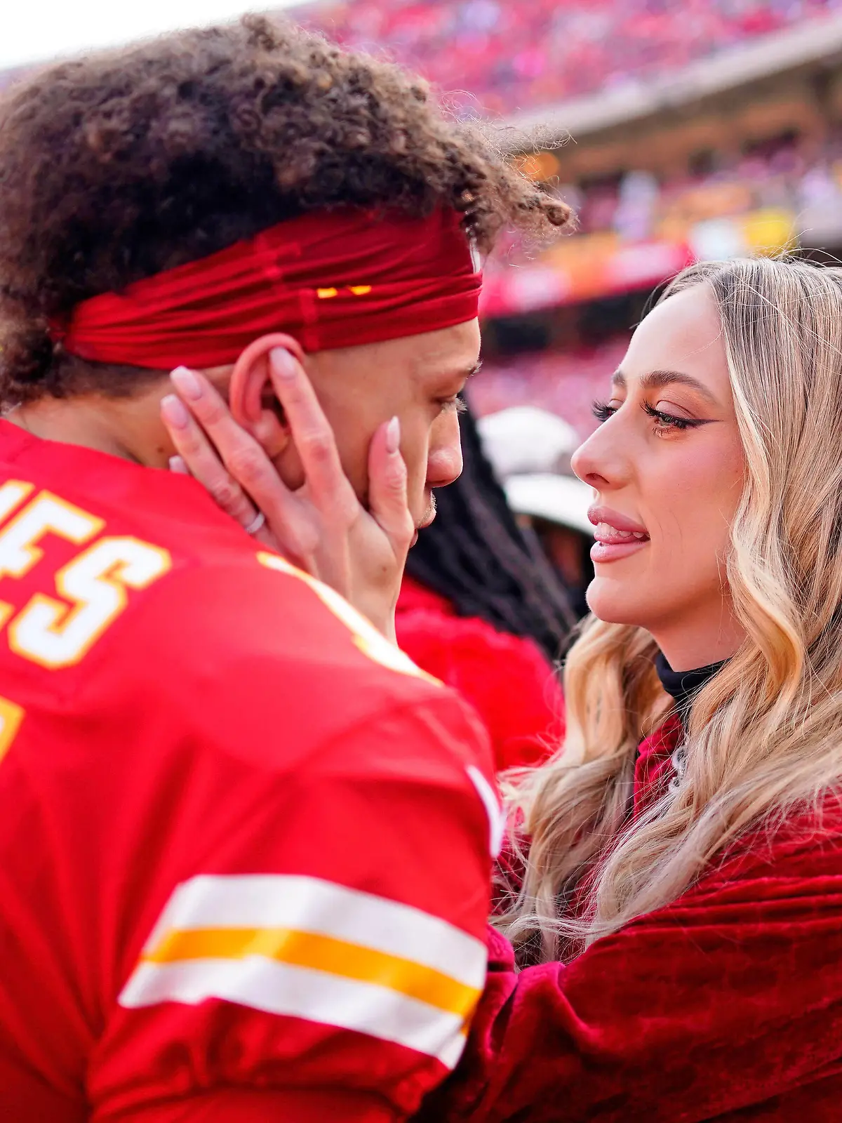 NFL, American Football Herren, USA AFC Championship-Cincinnati Bengals at Kansas City Chiefs, Jan 30, 2022 Kansas City, Missouri, USA Kansas City Chiefs quarterback Patrick Mahomes 15 kisses Brittany Matthews before the AFC Championship Game against the Cincinnati Bengals at GEHA Field at Arrowhead Stadium. Mandatory Credit: Jay Biggerstaff-USA TODAY Sports, 30.01.2022 13:52:21, 17589398, NPStrans, NFL, AFC Championship Game, Arrowhead Stadium, Patrick Mahomes, Kansas City Chiefs, Cincinnati Bengals, TopPic PUBLICATIONxINxGERxSUIxAUTxONLY Copyright: xJayxBiggerstaffx 17589398