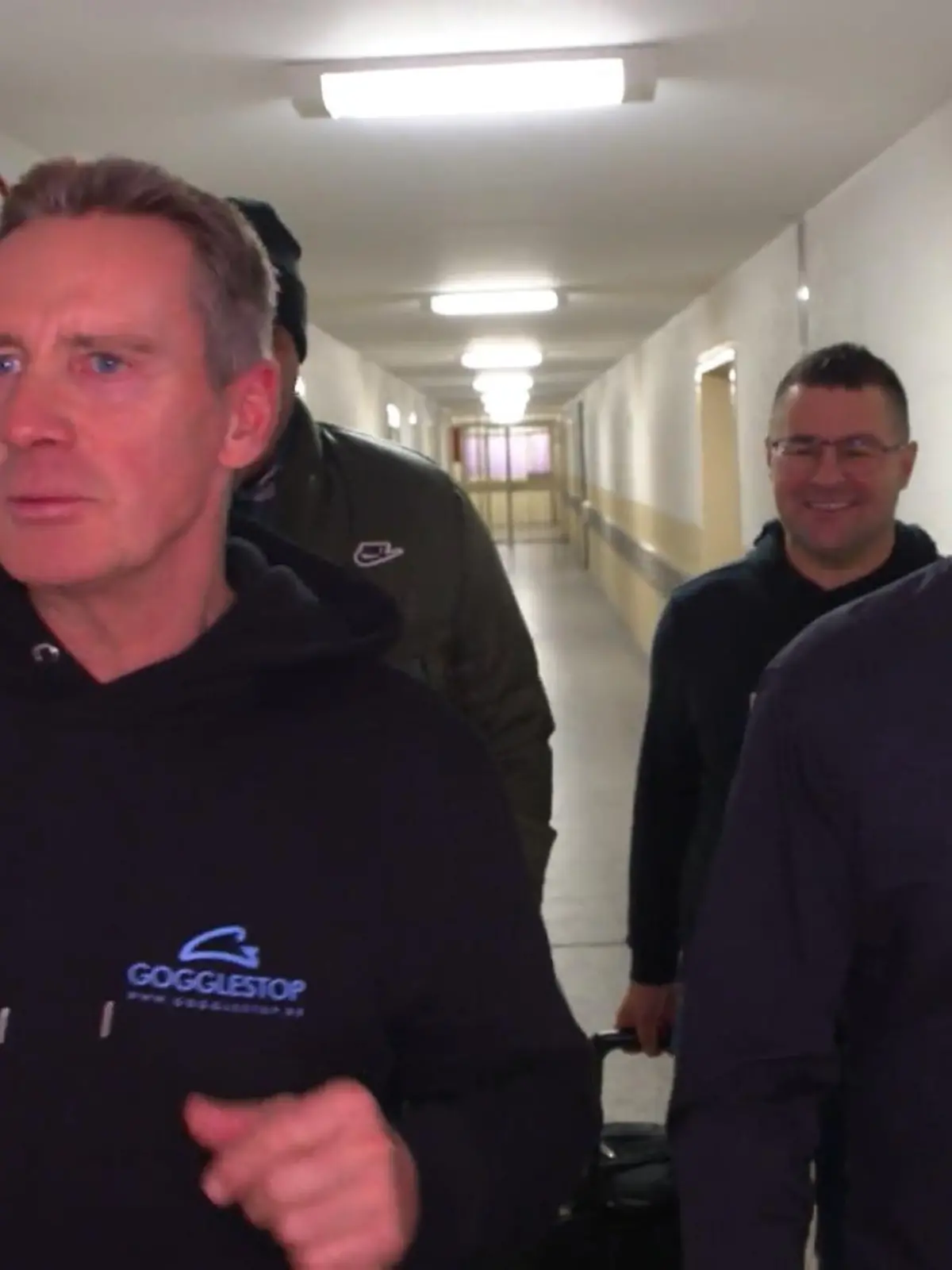Jürgen Milski und Bruder Peter auf dem Weg zu ihrem Gig im Frauenknast.