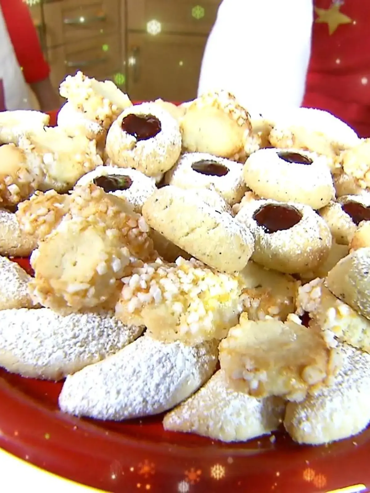 Weihnachtsplätzchen sind nicht gleich Weihnachtsplätzchen. Denn: Geheimtipps können aus beliebten Klassikern etwas ganz Besonderes machen. Gut, dass wir jemanden gefunden haben, der uns diese Tipps verrät: Oma Monika! Was ihre Kipferl, Engelsaugen und Heidesand-Plätzchen so besonders machen? Das erfahrt ihr im Video.