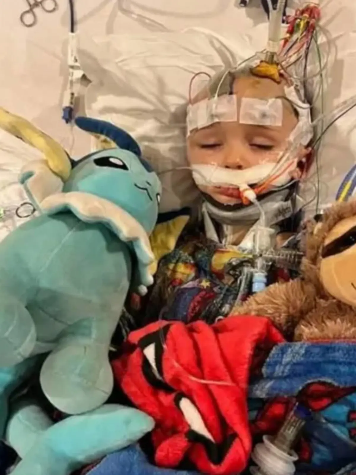 Hilflos liegt er der kleine Noah da - er liegt im Krankenhaus, weil ihn ein Zwölfjähriger verprügelt haben soll.