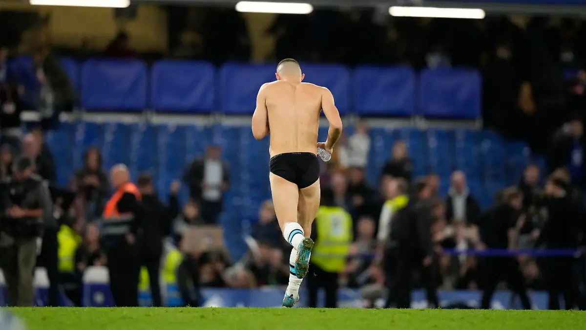 22.10.2022, Großbritannien, London: Fußball: Premier League, England,FC Chelsea - Manchester United, 13. Spieltag: Mateo Kovacic vom FC Chelsea verlässt das Spielfeld, nachdem er sein Trikot und seine Shorts den Fans gegeben hat. Foto: Frank Augstein/AP/dpa +++ dpa-Bildfunk +++