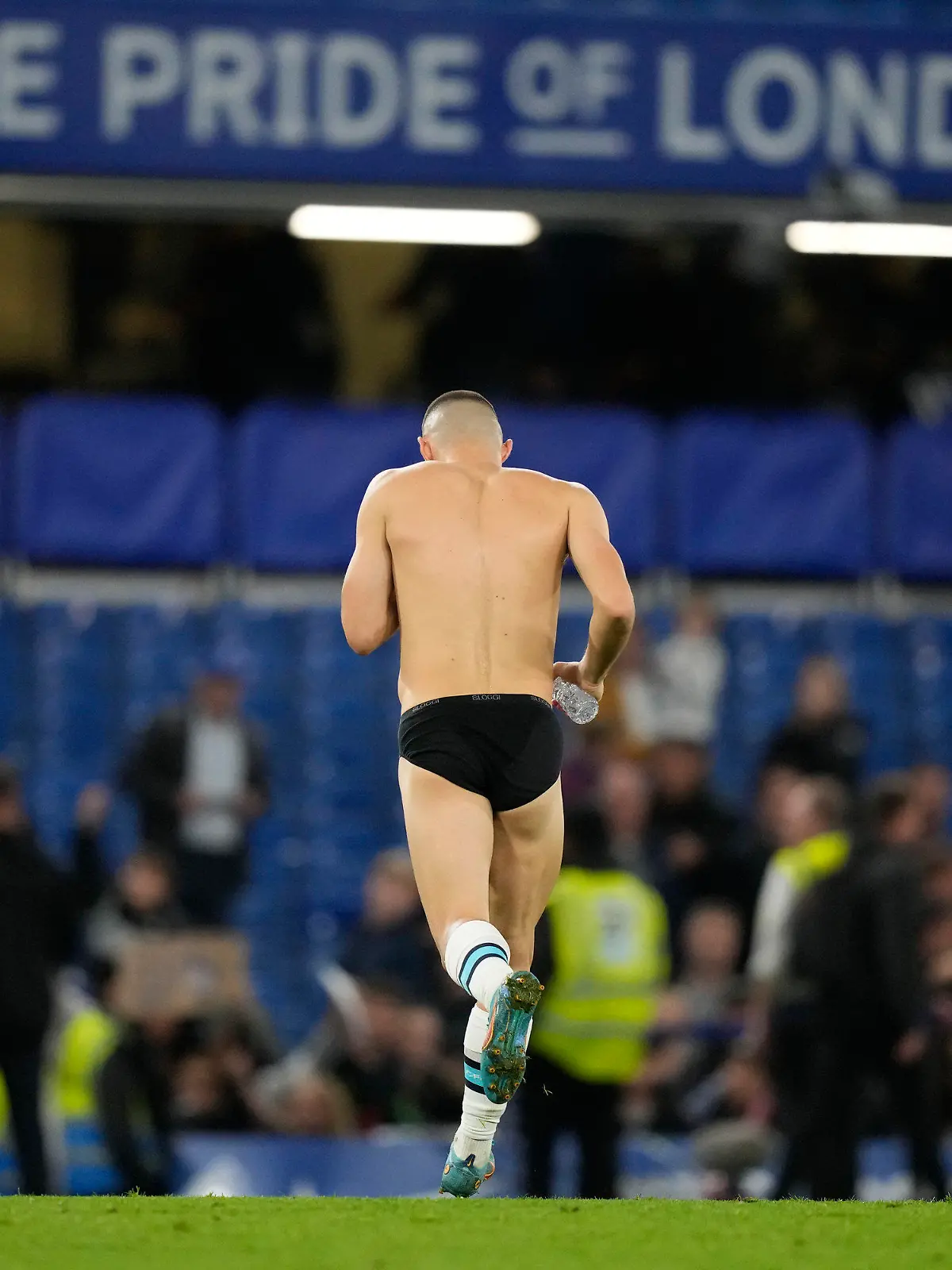22.10.2022, Großbritannien, London: Fußball: Premier League, England,FC Chelsea - Manchester United, 13. Spieltag: Mateo Kovacic vom FC Chelsea verlässt das Spielfeld, nachdem er sein Trikot und seine Shorts den Fans gegeben hat. Foto: Frank Augstein/AP/dpa +++ dpa-Bildfunk +++