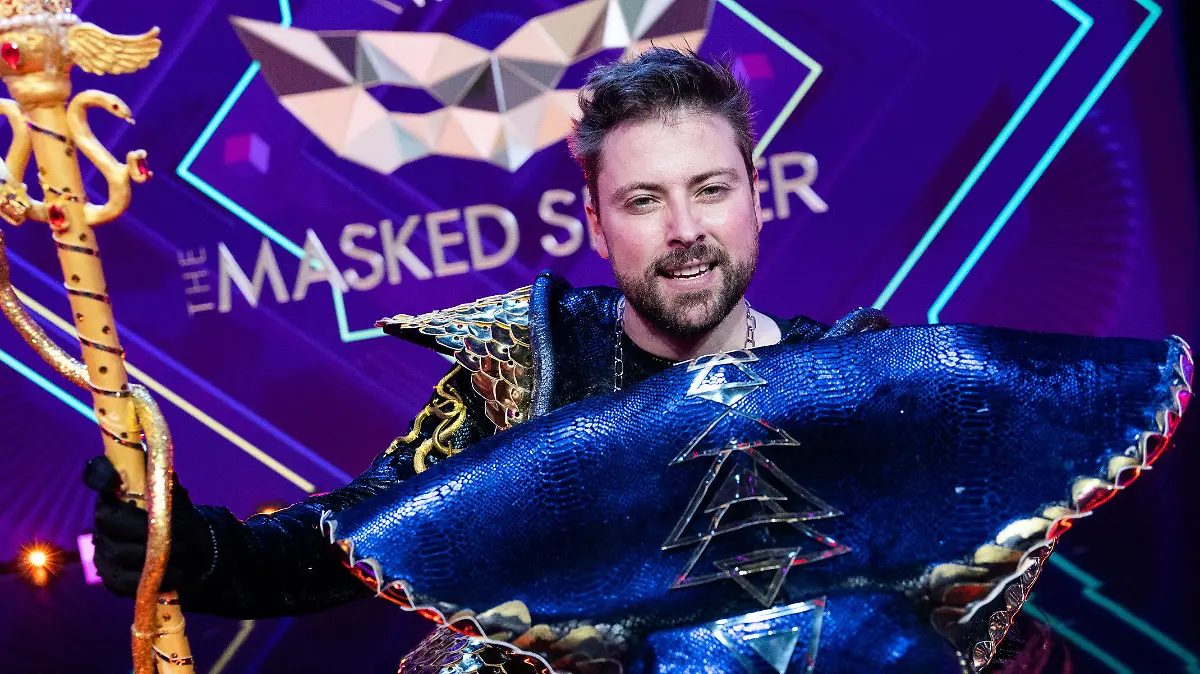 22.10.2022, Nordrhein-Westfalen, Köln: Felix von Jascheroff (l), Schauspieler, steht als Figur "Die Black Mamba" in der Prosieben-Show "The Masked Singer" auf der Bühne. Foto: Rolf Vennenbernd/dpa +++ dpa-Bildfunk +++