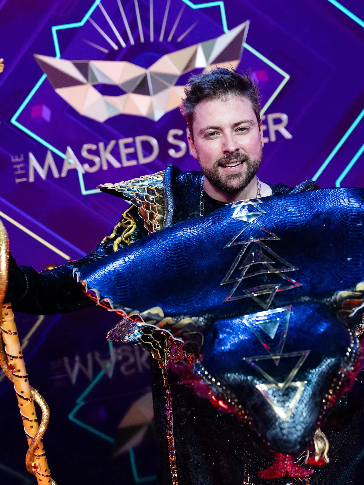 22.10.2022, Nordrhein-Westfalen, Köln: Felix von Jascheroff (l), Schauspieler, steht als Figur "Die Black Mamba" in der Prosieben-Show "The Masked Singer" auf der Bühne. Foto: Rolf Vennenbernd/dpa +++ dpa-Bildfunk +++