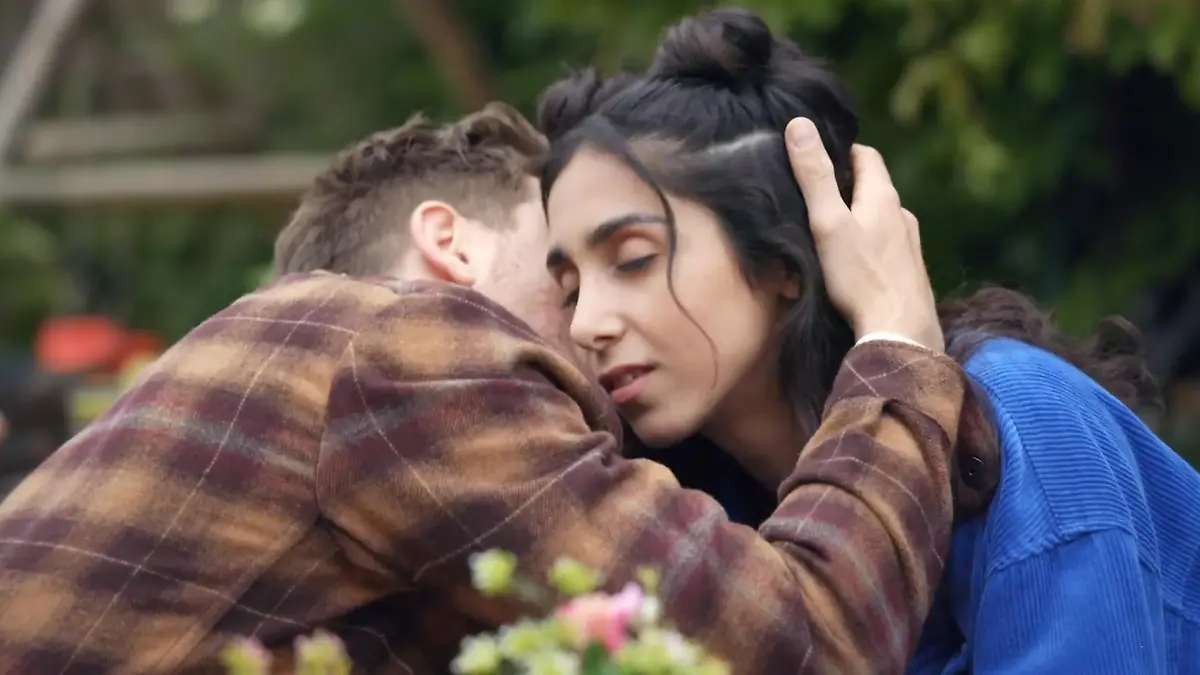 Yannick und Leyla gehen bei AWZ auf Kuschelkurs