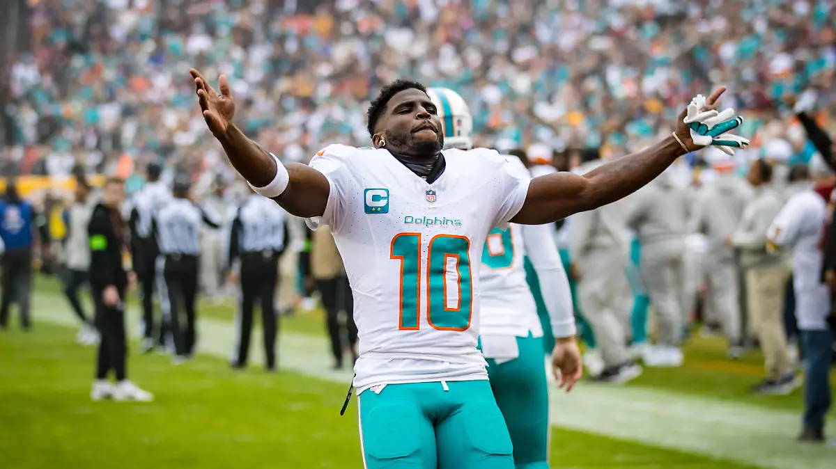 December 3, 2023: Miami Dolphins wide receiver Tyreek Hill 10 riles up the crowd before the game between the Miami Dolphins and Washington Commanders played at FedEd Field in Landover, Maryland. /Cal Media USA - ZUMAc04_ 20231203_zma_c04_416 Copyright: xCoryxRoysterx