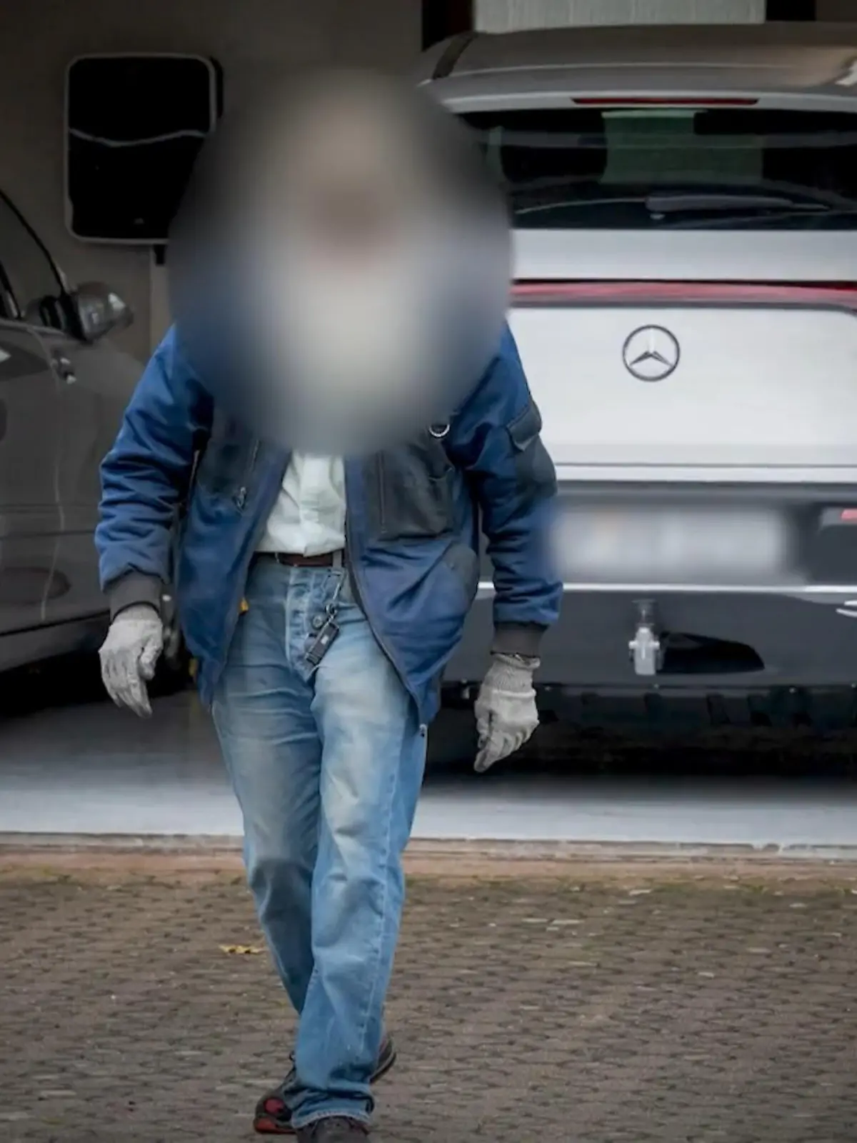 Kameras, Flutlicht und Stacheldrahtzaun, so weit das Auge reicht: Helmut F. (75) hat sein Haus in einen Hochsicherheitstrakt verwandelt und terrorisiert seine Nachbarn in Albershausen (Baden-Württemberg). Der Streit schwelt bereits seit 13 Jahren – jetzt ist sogar das SEK angerückt.