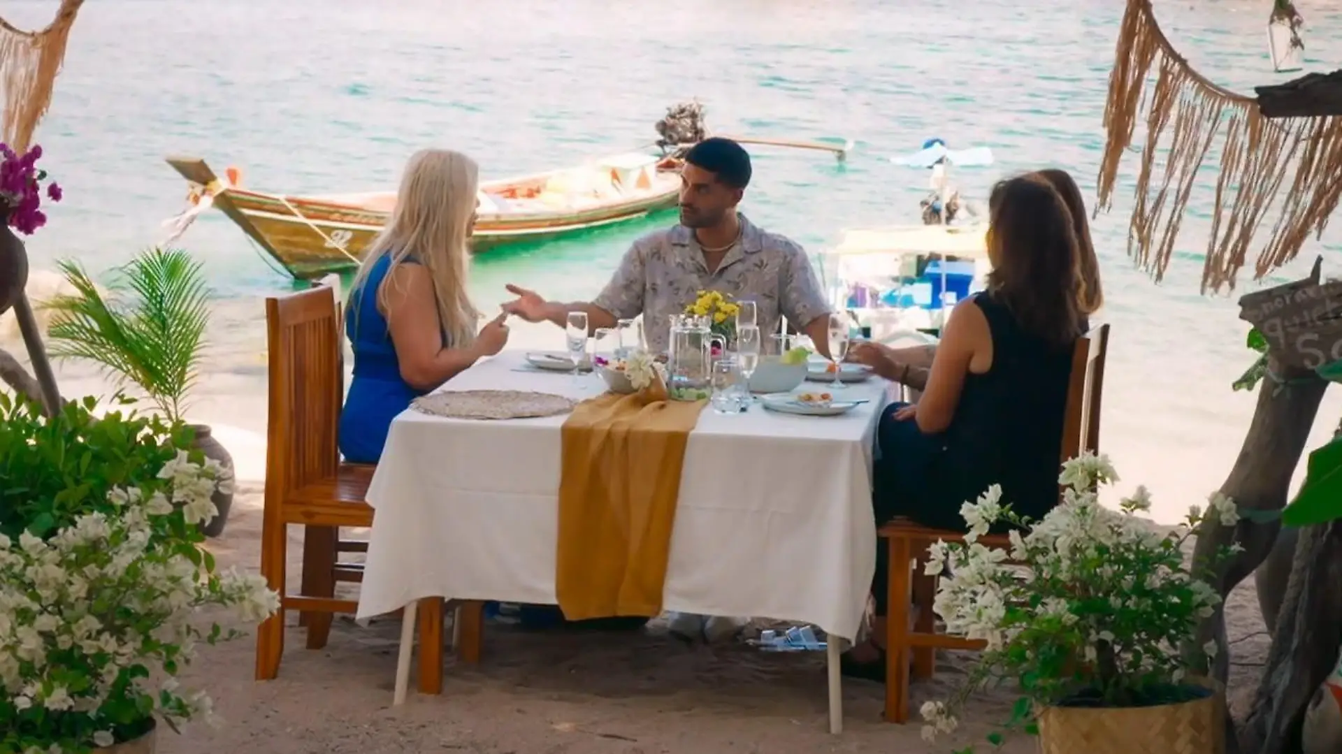 Adrian klärt seine Mutter über die Geschehnisse im Paradies auf.