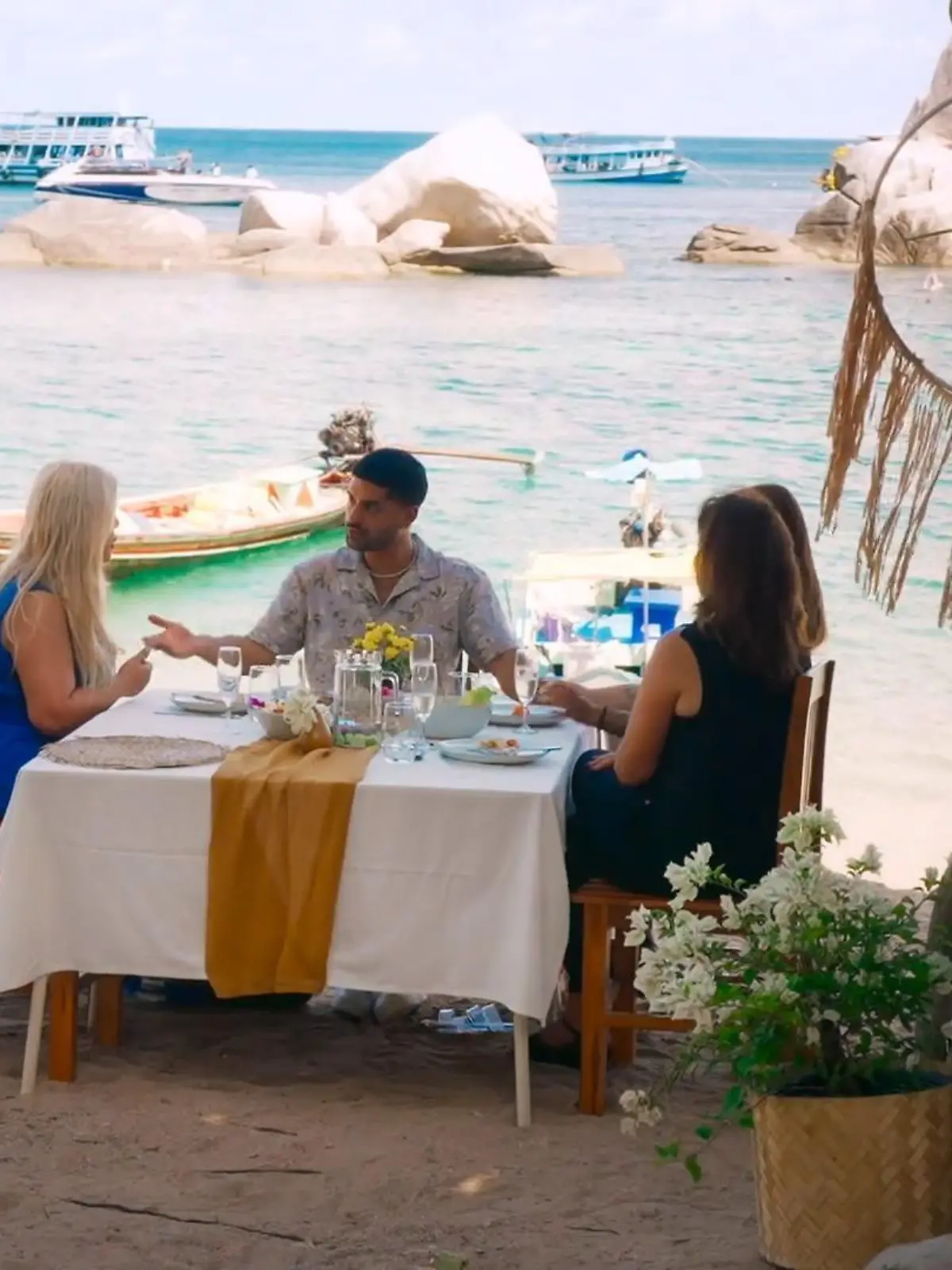 Adrian klärt seine Mutter über die Geschehnisse im Paradies auf.