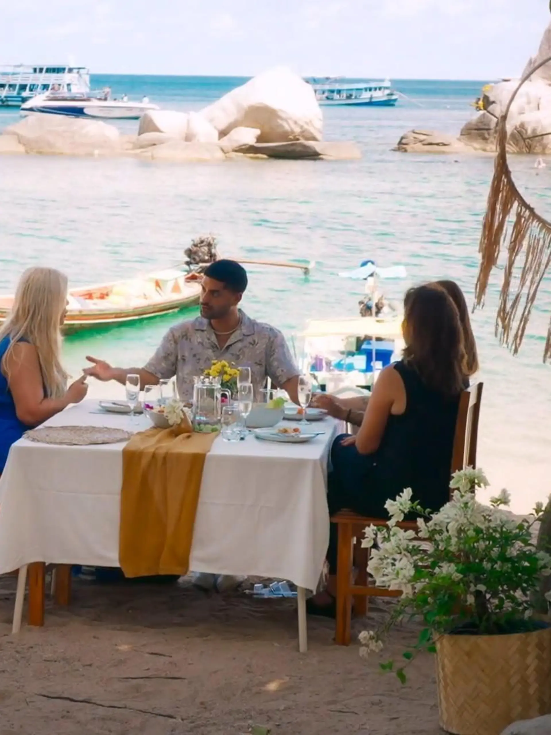 Adrian klärt seine Mutter über die Geschehnisse im Paradies auf.