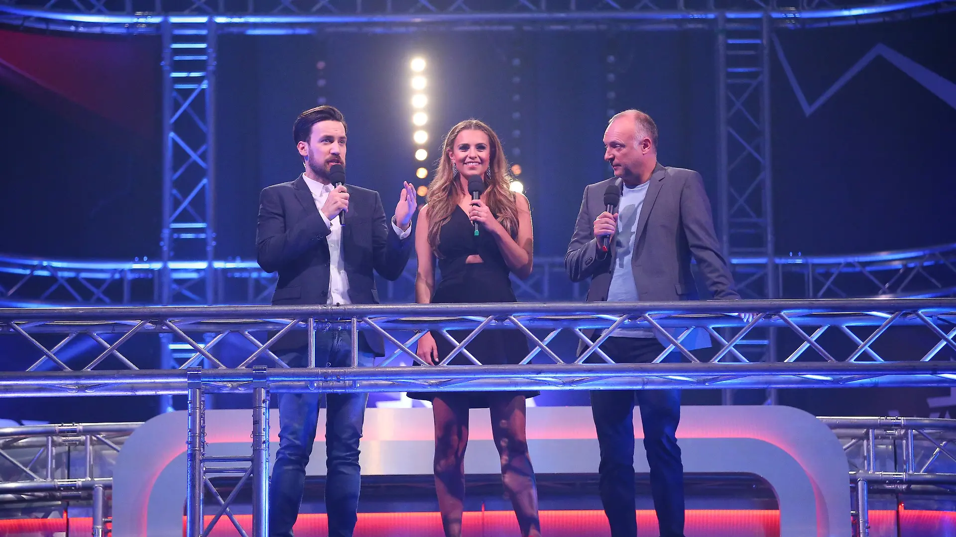 Die Moderatoren Jan Köppen (l.), Laura Wontorra und Frank "Buschi" Buschmann.