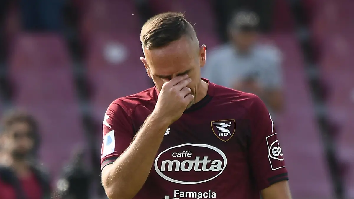 Franck Ribery retires from football and greets the Salernitana fans during the Serie A match between US Salernitana and AC Spezia at Stadio Arechi, Salerno, Italy on 22 October 2022. Photo by Nicola Ianuale. Salerno Stadio Arechi Salerno Italy Copyright: xNicolaxIanualex SP24-444-012