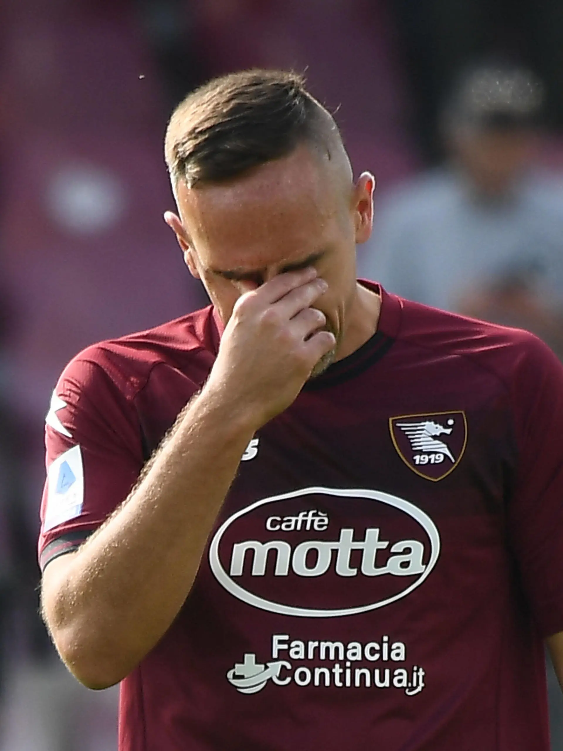  Franck Ribery retires from football and greets the Salernitana fans during the Serie A match between US Salernitana and AC Spezia at Stadio Arechi, Salerno, Italy on 22 October 2022. Photo by Nicola Ianuale. Salerno Stadio Arechi Salerno Italy Copyright: xNicolaxIanualex SP24-444-012