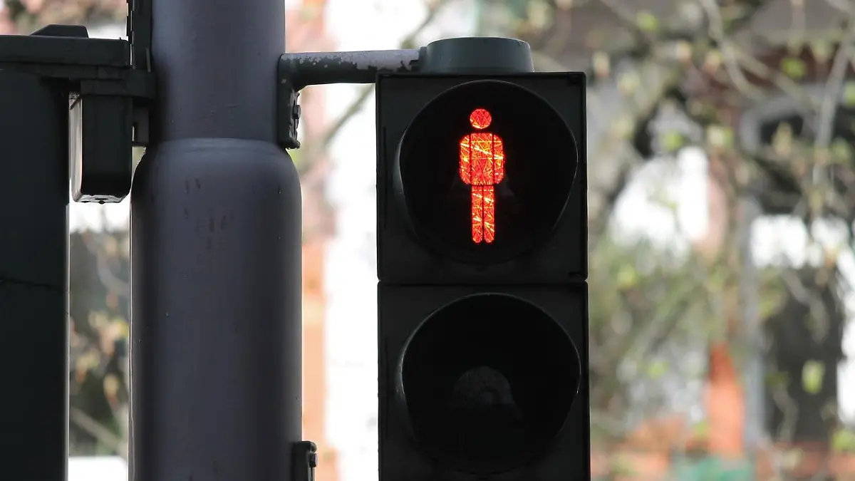 Die Fußgängerin soll trotz roter Ampel über die Straße gegangen sein (Symbolbild).