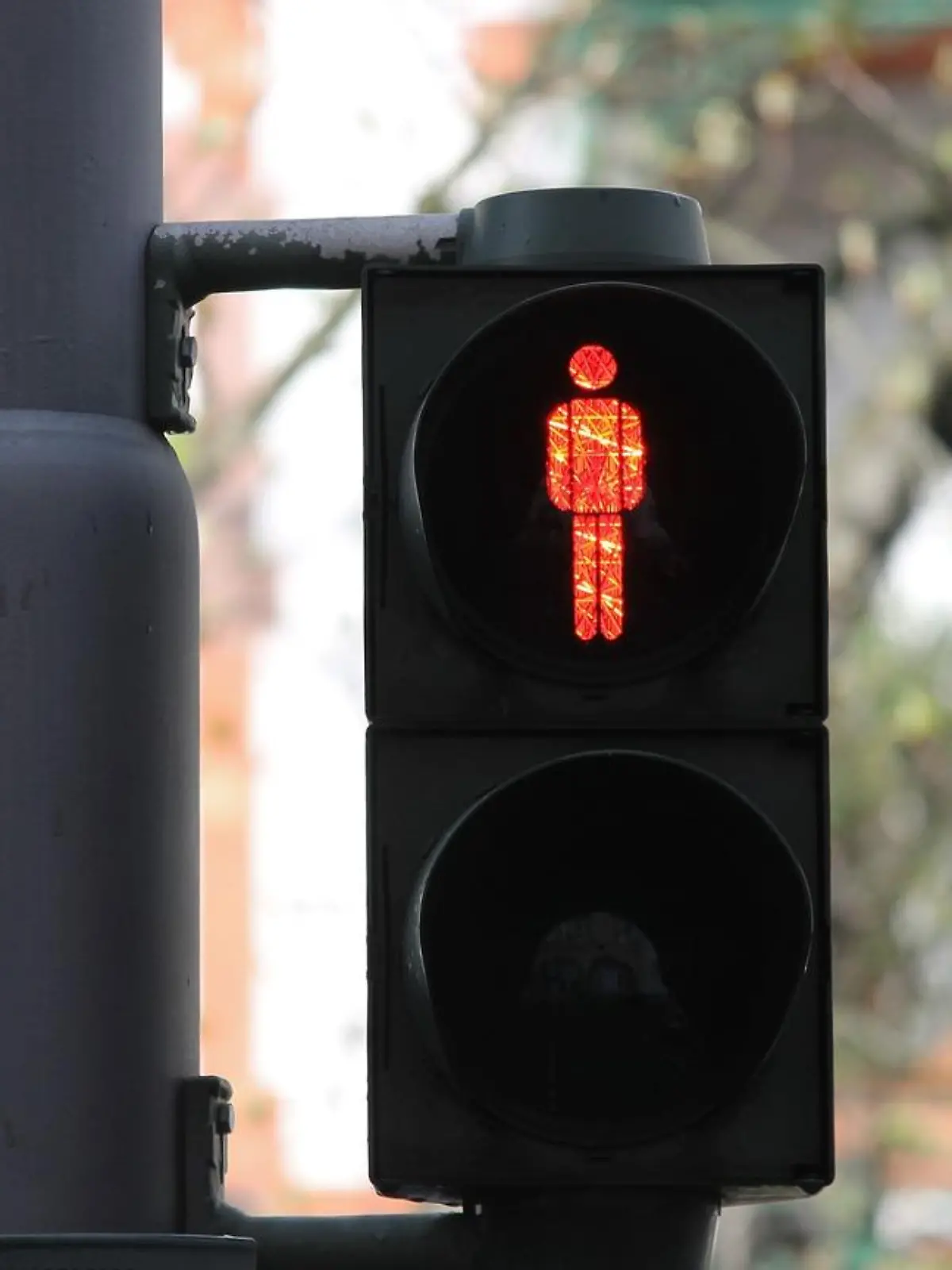 Die Fußgängerin soll trotz roter Ampel über die Straße gegangen sein (Symbolbild).