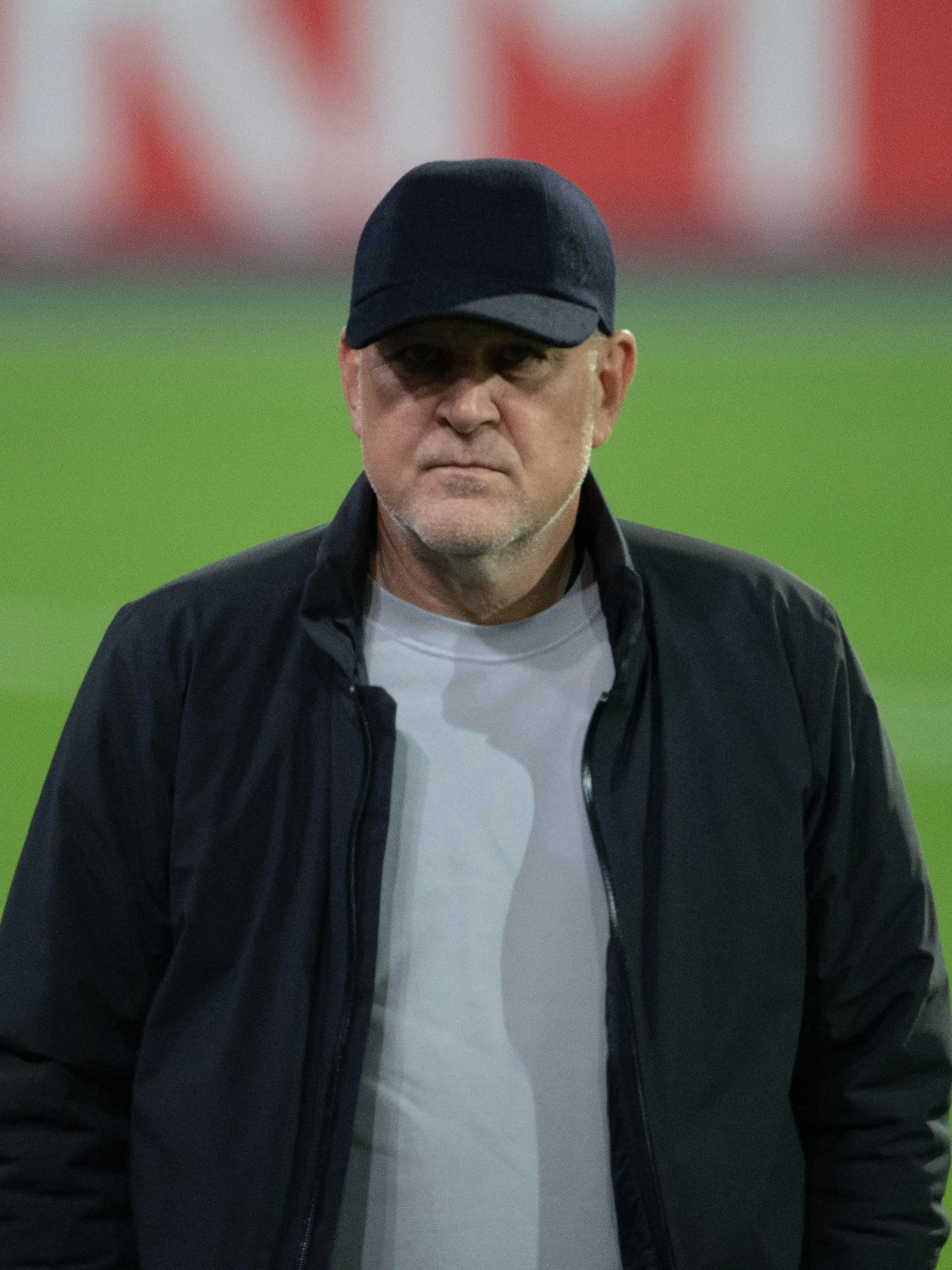 ARCHIV - 18.10.2022, Niedersachsen, Braunschweig: Fußball: DFB-Pokal, Eintracht Braunschweig - VfL Wolfsburg, 2. Runde, Eintracht-Stadion. Jörg Schmadtke, Sport-Geschäftsführer beim VfL Wolfsburg, ist vor dem Spiel im Stadion. (zu dpa: «Schmadtke droht Wolfsburg-Profis nach Anreise ohne Maske») Foto: Swen Pförtner/dpa - WICHTIGER HINWEIS: Gemäß den Vorgaben der DFL Deutsche Fußball Liga bzw. des DFB Deutscher Fußball-Bund ist es untersagt, in dem Stadion und/oder vom Spiel angefertigte Fotoaufnahmen in Form von Sequenzbildern und/oder videoähnlichen Fotostrecken zu verwerten bzw. verwerten zu lassen. +++ dpa-Bildfunk +++