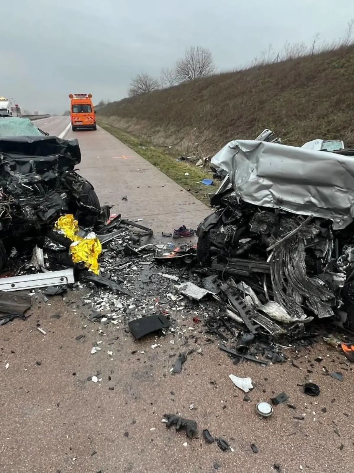 Das Trümmerfeld auf der A38 nach einem schweren Unfall mit einem Falschfahrer