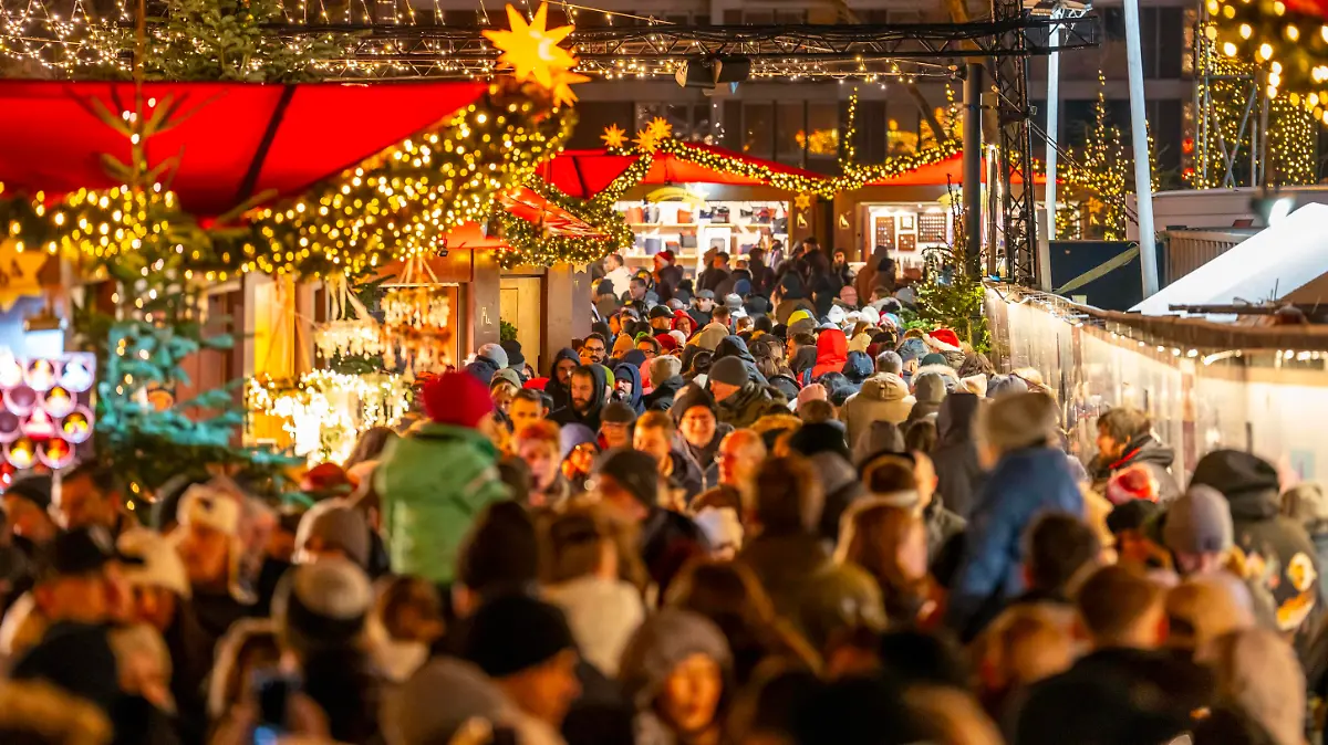 Weihnachtsmarkt auf dem Roncalli Platz am Dom, in der Innenstadt von Köln, Verkaufsoffener Sonntag in der Kölner Innenstadt, 1. Adventswochenende, NRW, Deutschland Weihnachtsmarkt Köln *** Christmas market at Roncalli Platz am Dom, in the city center of Cologne, Sunday shopping in the city center of Cologne, 1 Advent weekend, NRW, Germany Christmas market Cologne