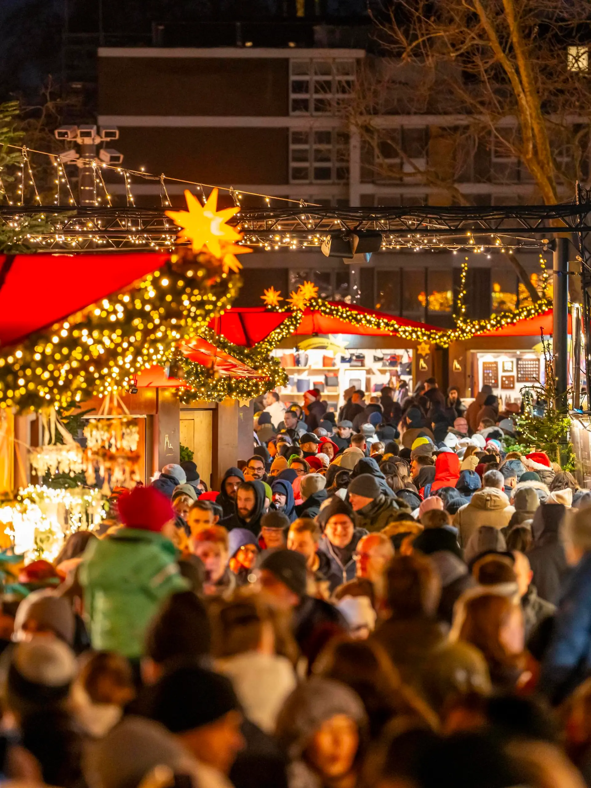 Weihnachtsmarkt auf dem Roncalli Platz am Dom, in der Innenstadt von Köln, Verkaufsoffener Sonntag in der Kölner Innenstadt, 1. Adventswochenende, NRW, Deutschland Weihnachtsmarkt Köln *** Christmas market at Roncalli Platz am Dom, in the city center of Cologne, Sunday shopping in the city center of Cologne, 1 Advent weekend, NRW, Germany Christmas market Cologne