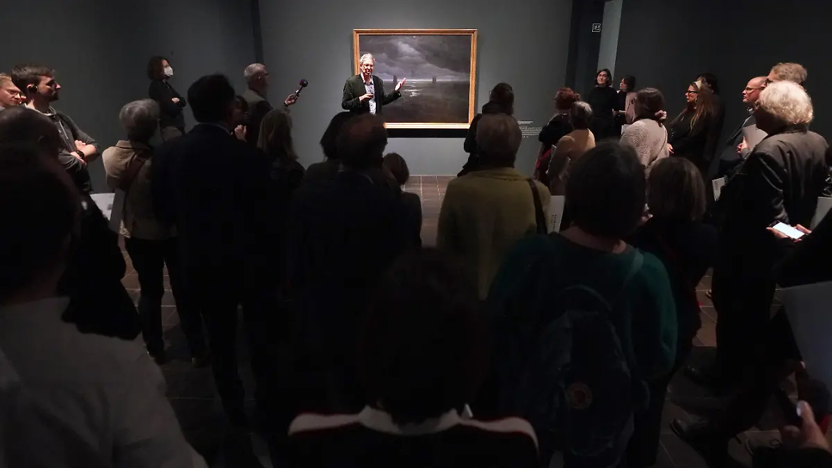 13.12.2023, Hamburg: Medienvertreter stehen während des Presserundgangs vor dem Werk «Meeresufer im Mondschein» von Caspar-David-Friedrich in der Hamburger Kunsthalle. Mit einer großen Retrospektive startet die Hamburger Kunsthalle das Jubiläumsjahr zum 250. Geburtstag von Caspar David Friedrich (1774-1840). Am Abend wird die Ausstellung mit mehr als 60 Gemälden und rund 100 Zeichnungen vom Schirmherrn, Bundespräsident Steinmeier, feierlich eröffnet. Foto: Marcus Brandt/dpa - ACHTUNG: Nur zur redaktionellen Verwendung im Zusammenhang mit der aktuellen Berichterstattung über die Ausstellung +++ dpa-Bildfunk +++