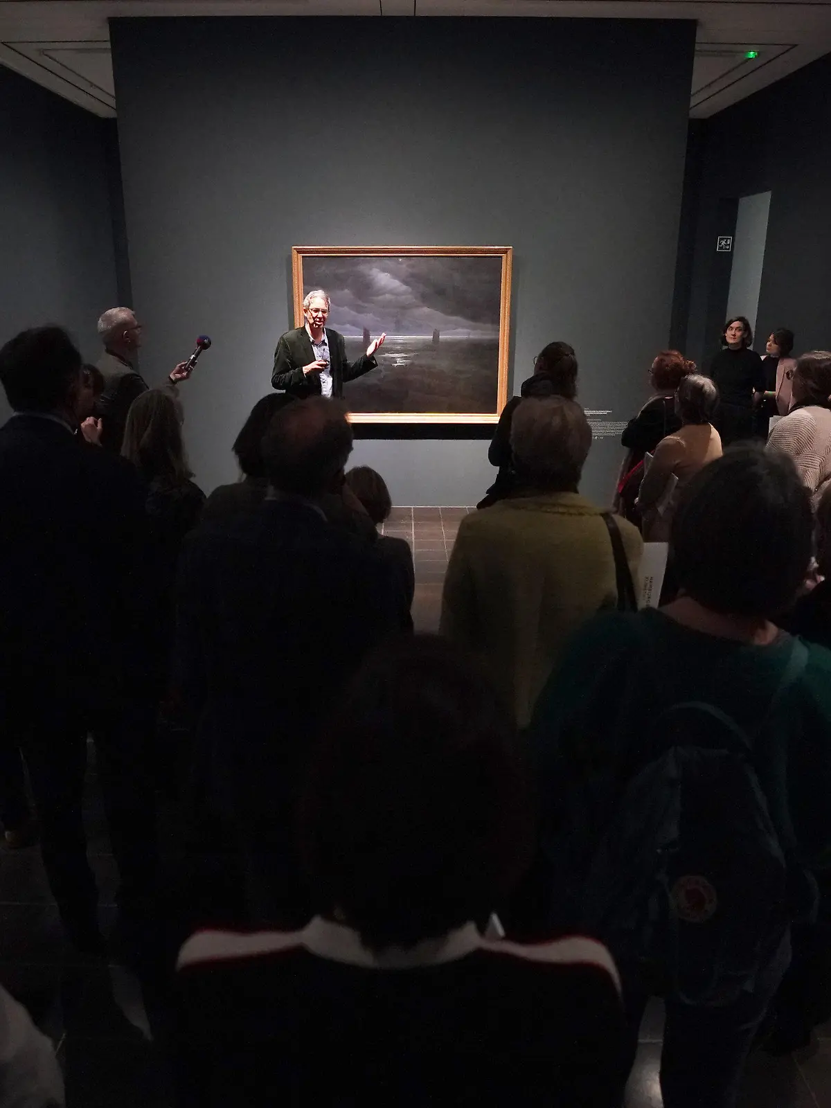 13.12.2023, Hamburg: Medienvertreter stehen während des Presserundgangs vor dem Werk «Meeresufer im Mondschein» von Caspar-David-Friedrich in der Hamburger Kunsthalle. Mit einer großen Retrospektive startet die Hamburger Kunsthalle das Jubiläumsjahr zum 250. Geburtstag von Caspar David Friedrich (1774-1840). Am Abend wird die Ausstellung mit mehr als 60 Gemälden und rund 100 Zeichnungen vom Schirmherrn, Bundespräsident Steinmeier, feierlich eröffnet. Foto: Marcus Brandt/dpa - ACHTUNG: Nur zur redaktionellen Verwendung im Zusammenhang mit der aktuellen Berichterstattung über die Ausstellung +++ dpa-Bildfunk +++