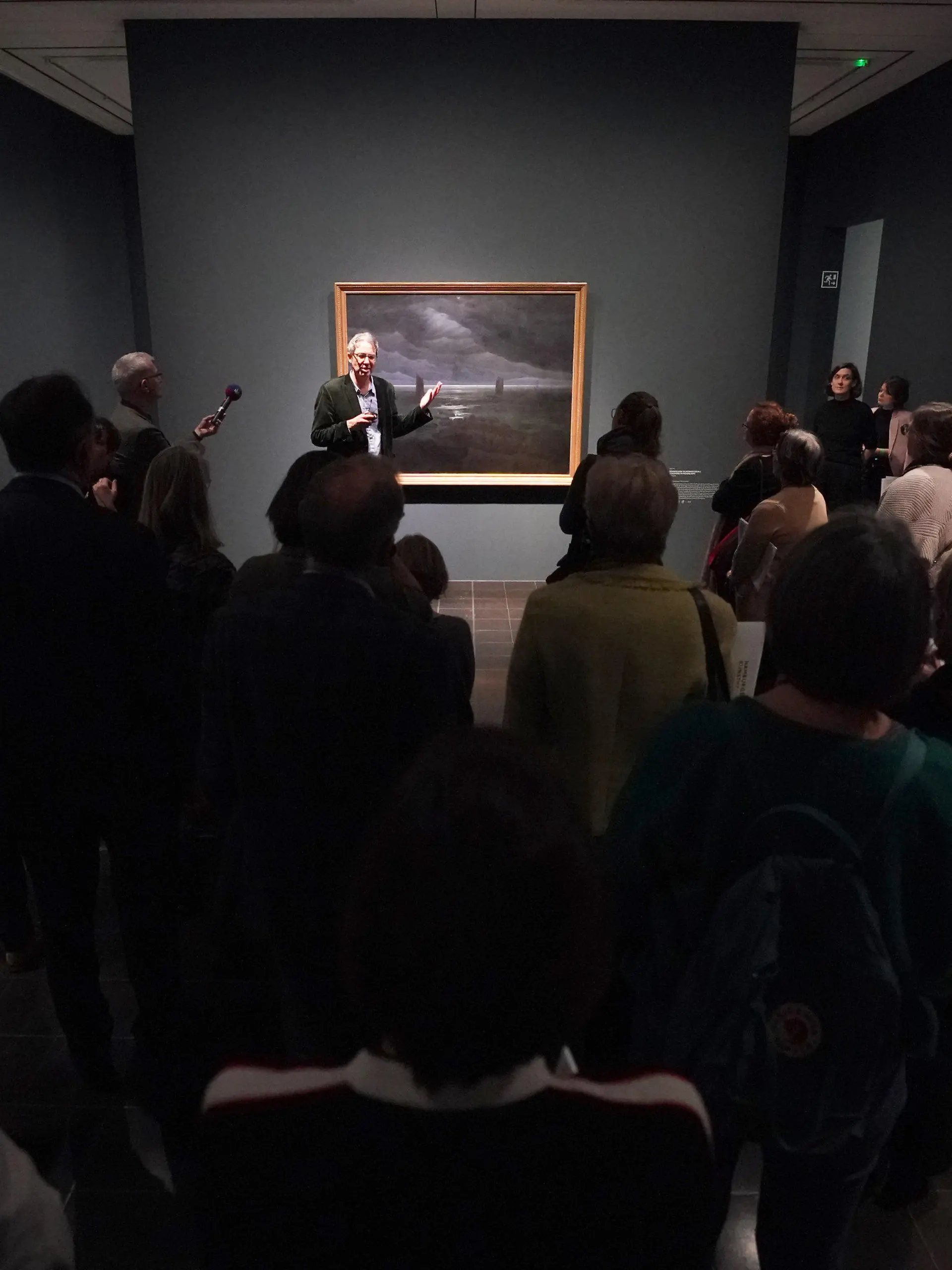 13.12.2023, Hamburg: Medienvertreter stehen während des Presserundgangs vor dem Werk «Meeresufer im Mondschein» von Caspar-David-Friedrich in der Hamburger Kunsthalle. Mit einer großen Retrospektive startet die Hamburger Kunsthalle das Jubiläumsjahr zum 250. Geburtstag von Caspar David Friedrich (1774-1840). Am Abend wird die Ausstellung mit mehr als 60 Gemälden und rund 100 Zeichnungen vom Schirmherrn, Bundespräsident Steinmeier, feierlich eröffnet. Foto: Marcus Brandt/dpa - ACHTUNG: Nur zur redaktionellen Verwendung im Zusammenhang mit der aktuellen Berichterstattung über die Ausstellung +++ dpa-Bildfunk +++